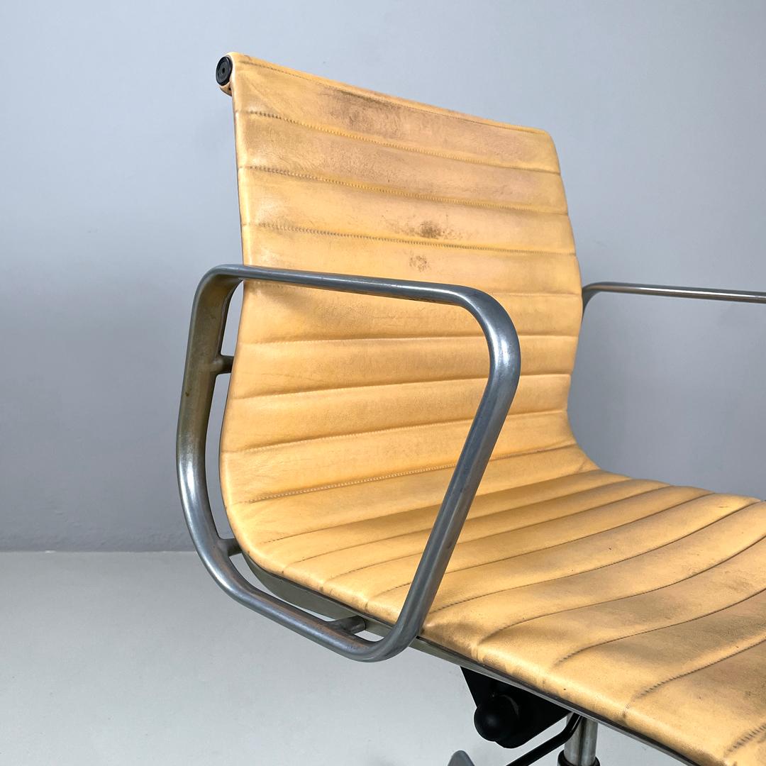 Italian modern salmon pink leather swivel office chair by Eames for ICF, 1970s For Sale 8