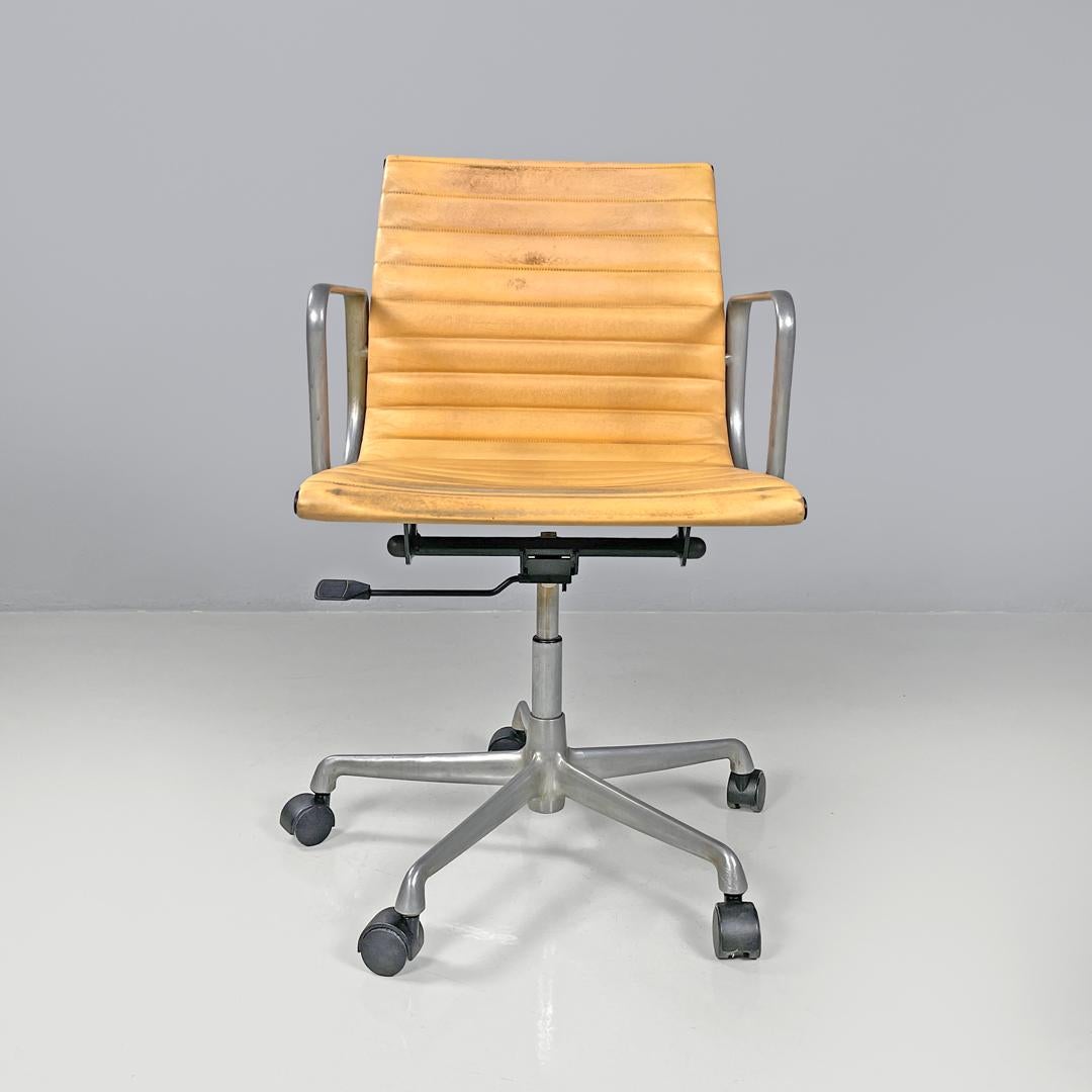 Modern Italian modern salmon pink leather swivel office chair by Eames for ICF, 1970s For Sale
