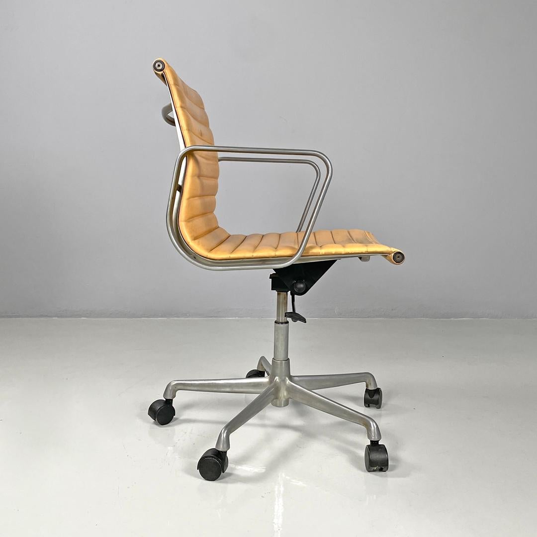 Italian modern salmon pink leather swivel office chair by Eames for ICF, 1970s In Fair Condition For Sale In MIlano, IT