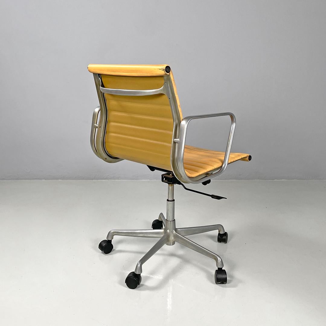 Late 20th Century Italian modern salmon pink leather swivel office chair by Eames for ICF, 1970s For Sale
