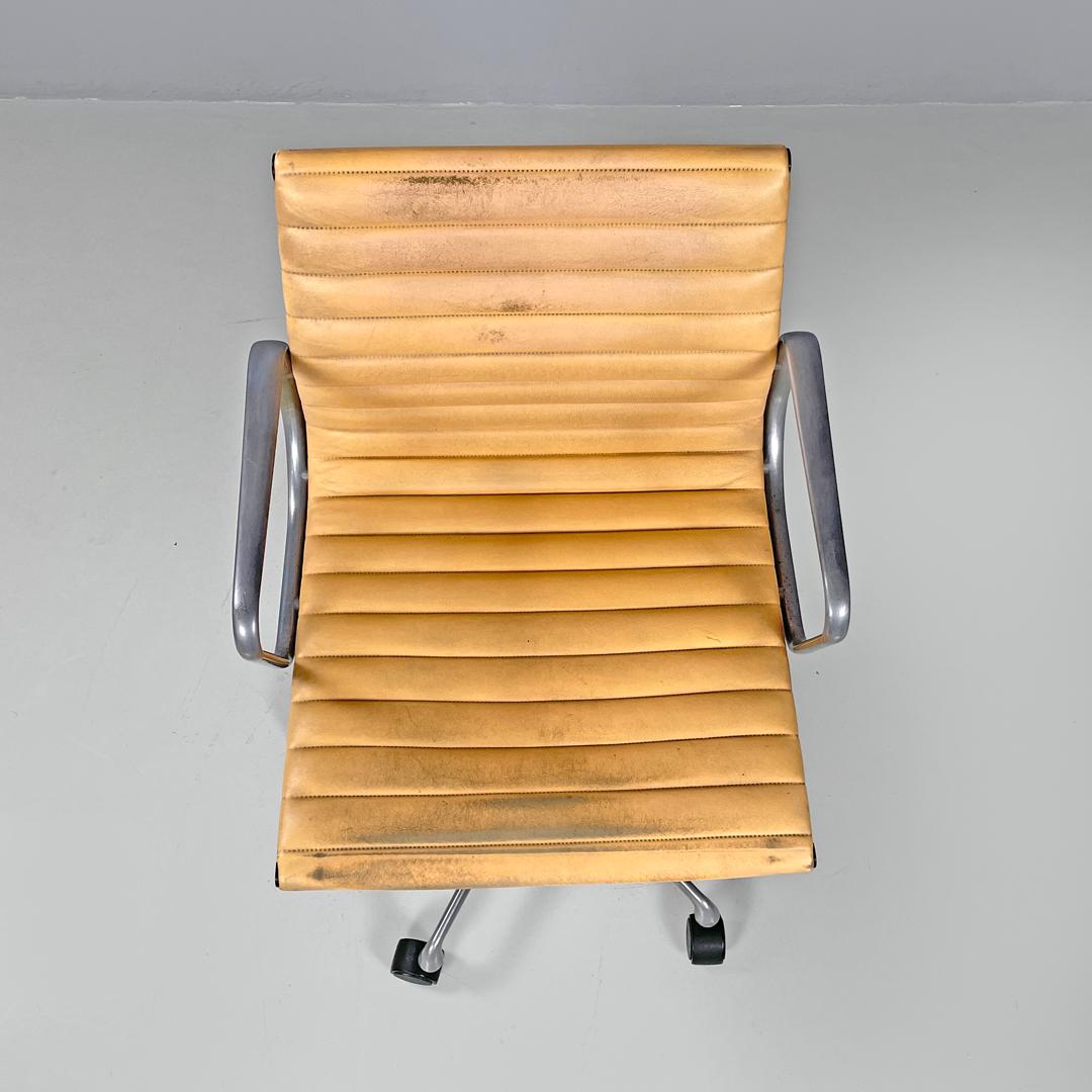 Italian modern salmon pink leather swivel office chair by Eames for ICF, 1970s For Sale 1