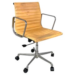 Sedia da ufficio girevole in pelle rosa salmone italiana di Eames per ICF, anni '70