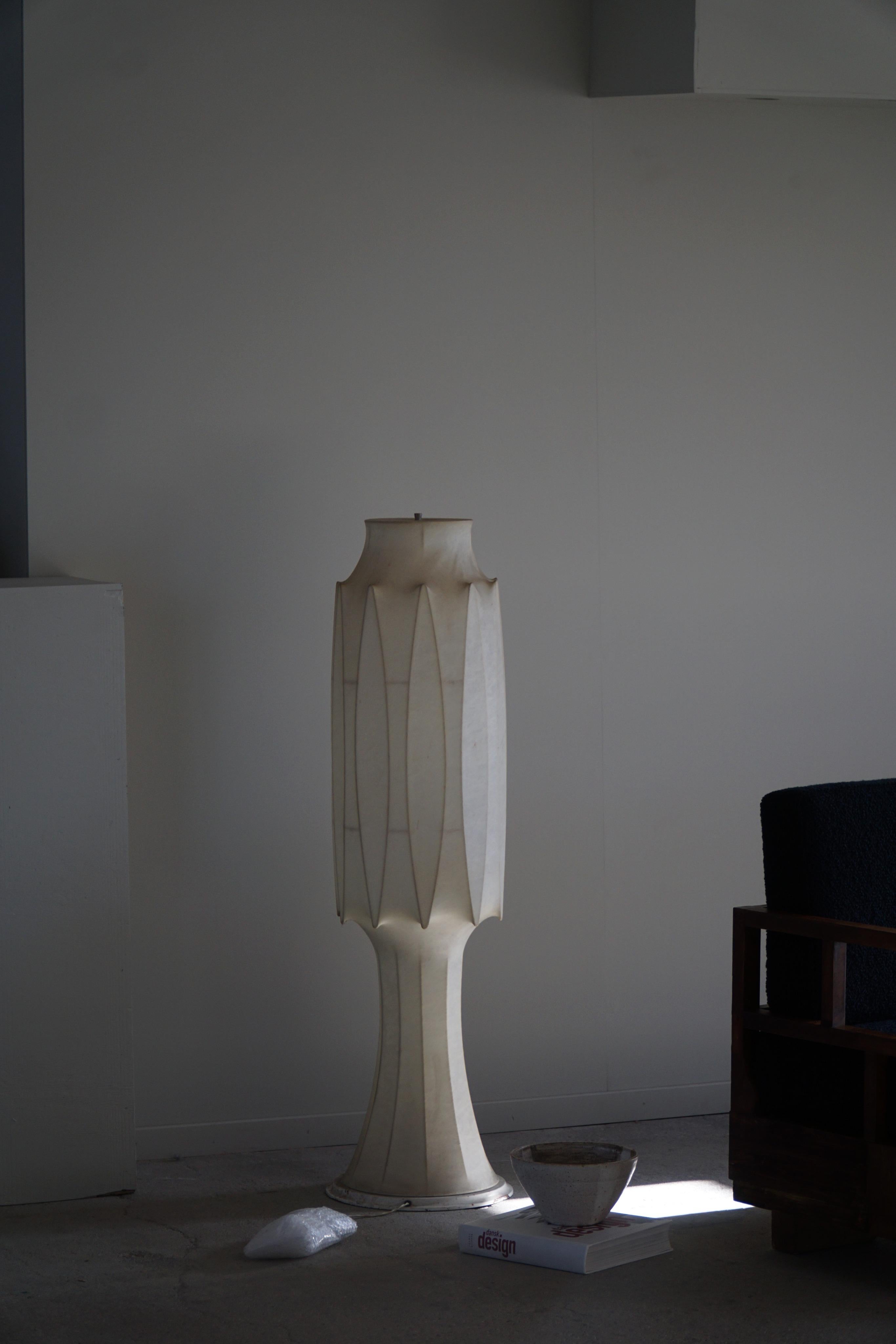A fantastic sculptural organic shapped cocoon floor lamp made in a sort of resin. Designed in Italy in the 1960s. Attributed to Tobia Scarpa for Flos.
The condition of this vintage lamp is really good, showing only a few traces of wear.
This