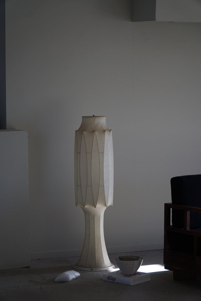A fantastic sculptural organic shapped cocoon floor lamp made in a sort of resin. Designed in Italy in the 1960s. Attributed to Tobia Scarpa for Flos.
The condition of this vintage lamp is really good, showing only a few traces of wear.
This