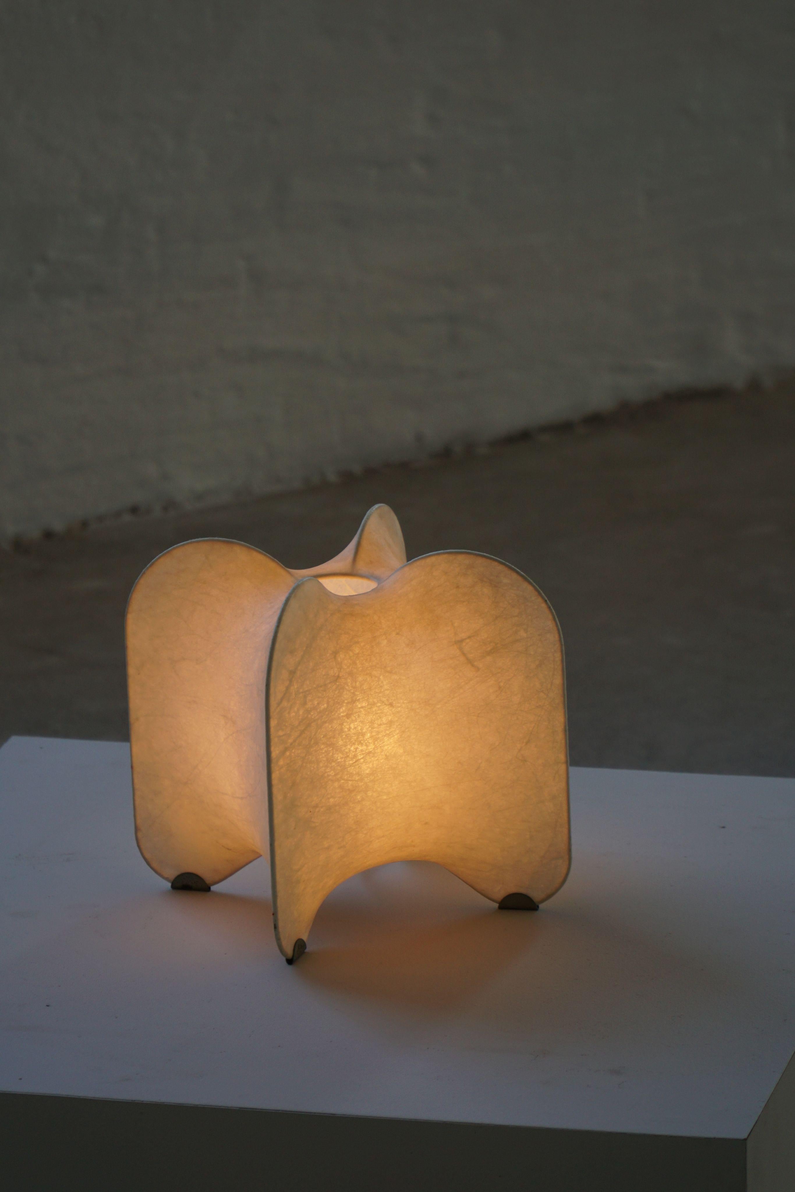 Italienische moderne skulpturale Cocoon-Tischlampe, Mitte des Jahrhunderts, 1960er Jahre (Art déco) im Angebot