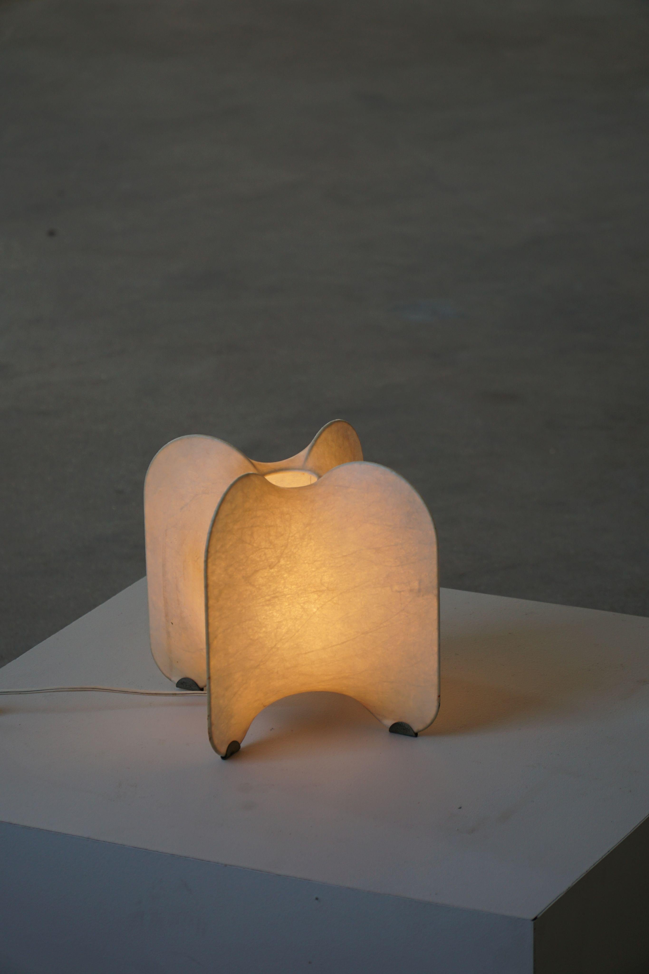 Italienische moderne skulpturale Cocoon-Tischlampe, Mitte des Jahrhunderts, 1960er Jahre (Metall) im Angebot