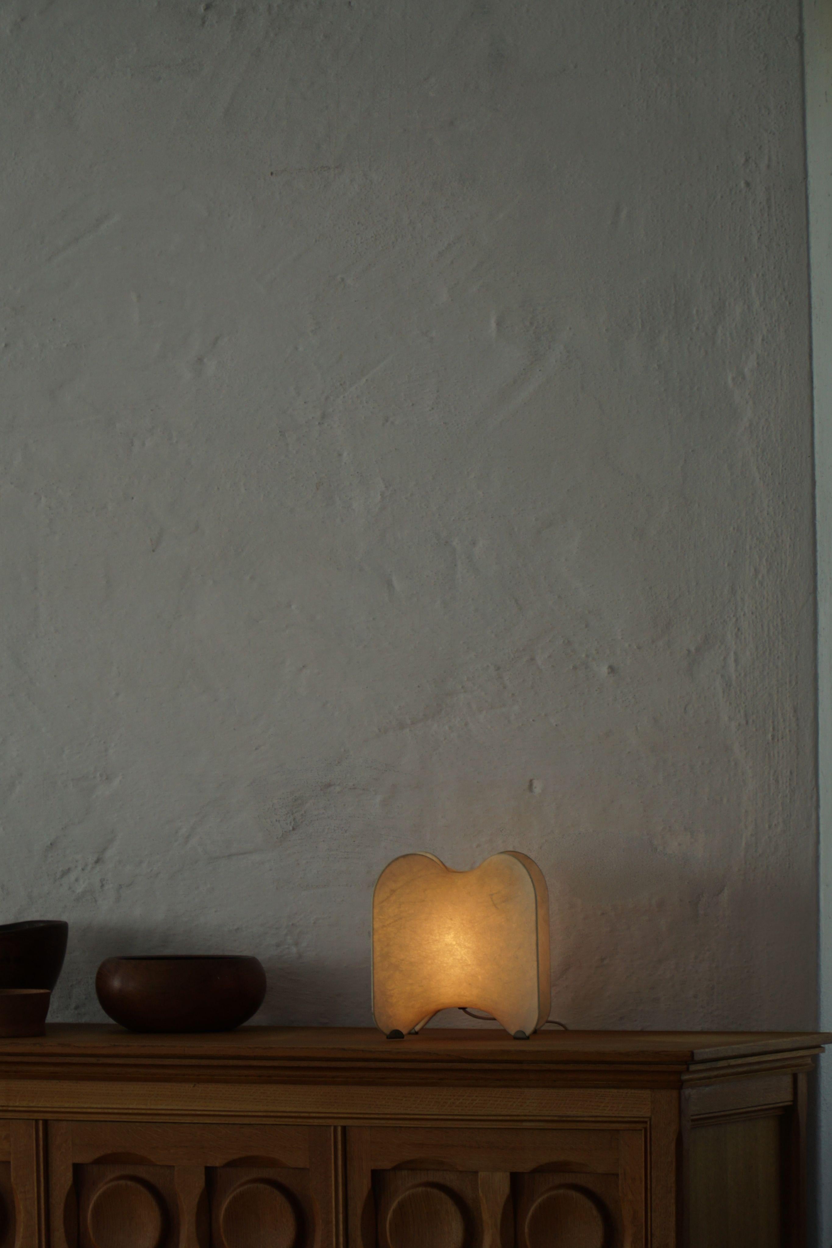 Italienische moderne skulpturale Cocoon-Tischlampe, Mitte des Jahrhunderts, 1960er Jahre im Angebot 2