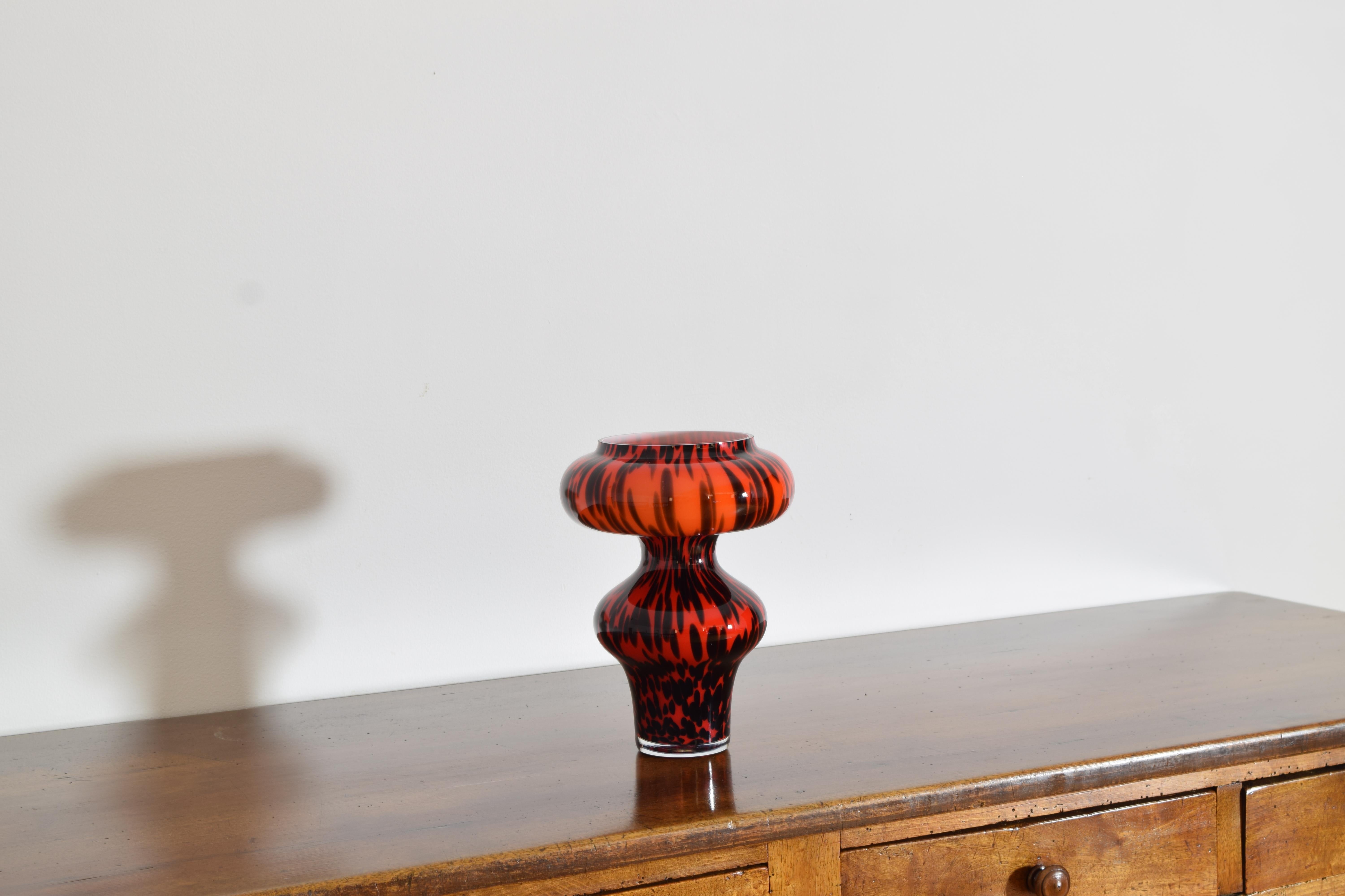 Jarrón escultórico italiano moderno de vidrio artístico soplado a mano, ca. 1970 Italiano en venta