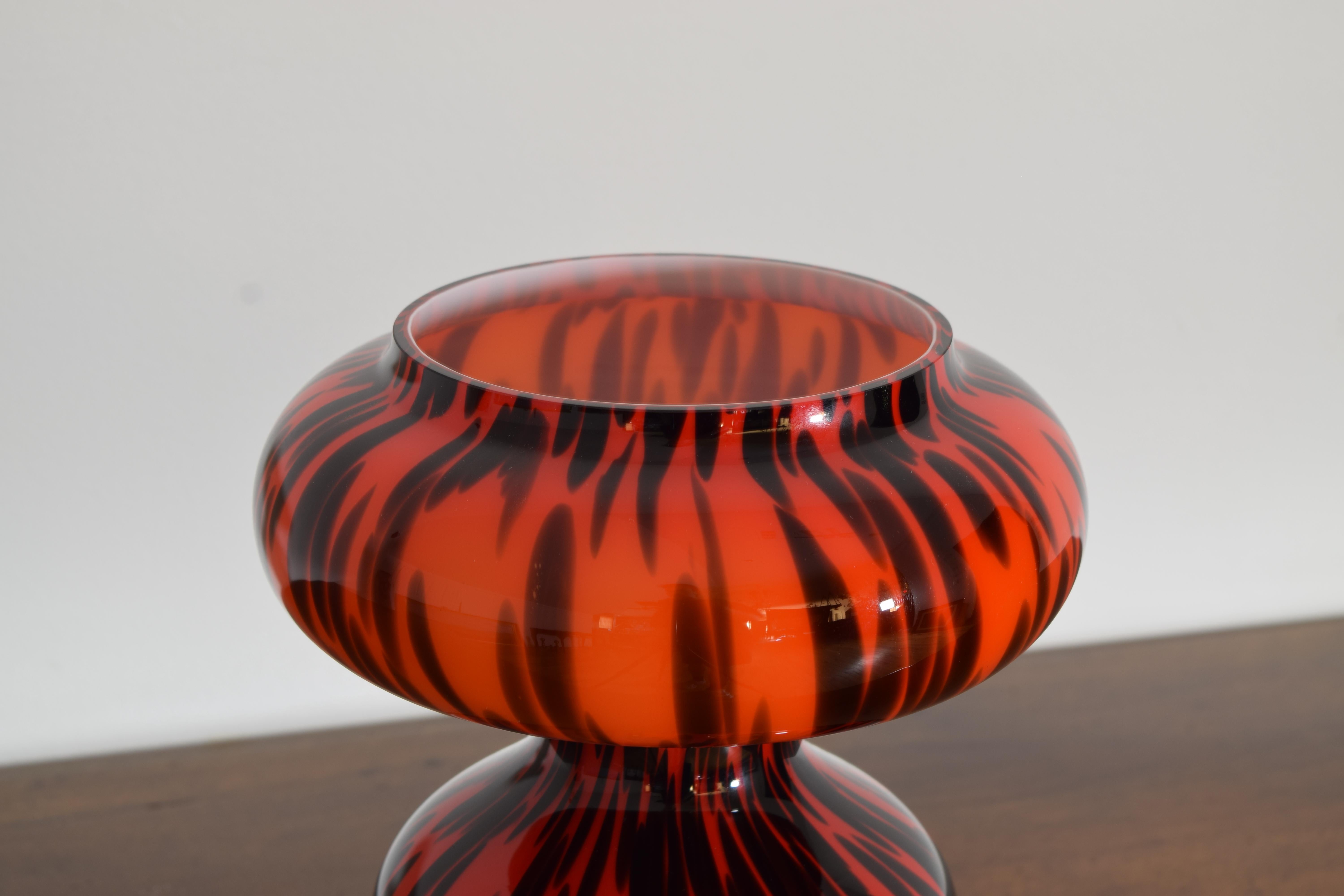 Jarrón escultórico italiano moderno de vidrio artístico soplado a mano, ca. 1970 en Excelente estado para la venta en Atlanta, GA