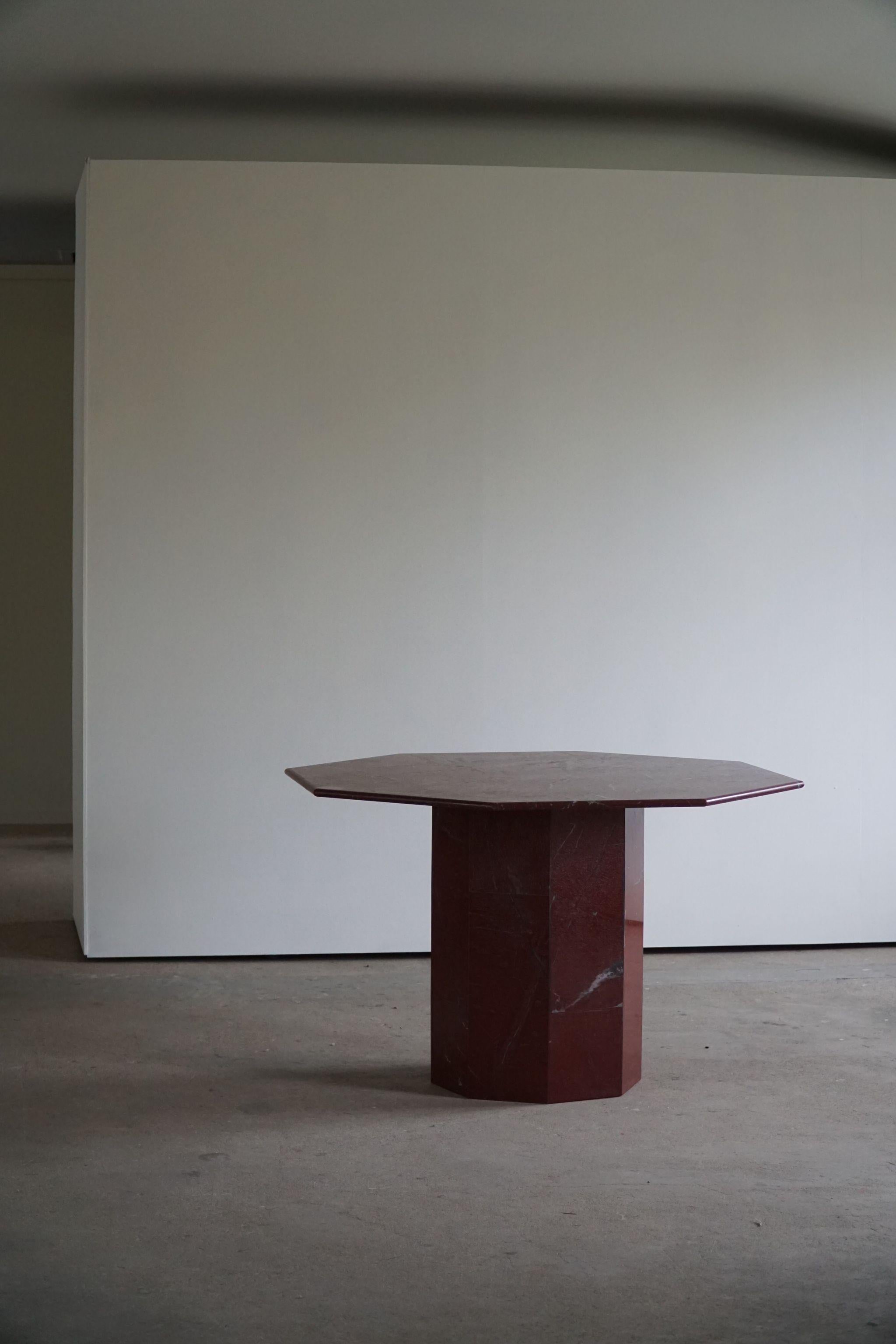 Italian Modern Sculptural Octagonal Shaped Dining Table in Marble, Made in 1970s For Sale 1