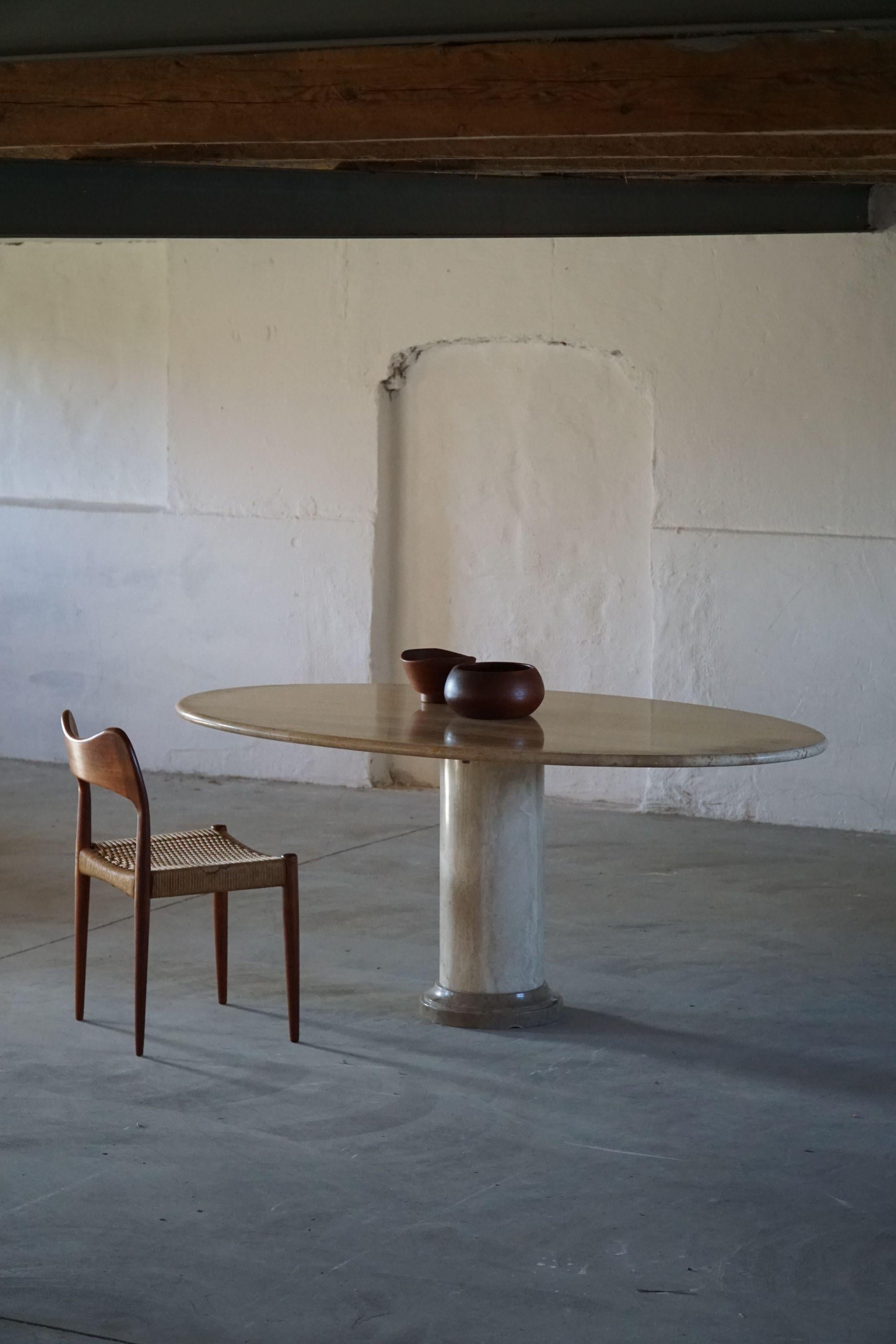 Italian Modern Sculptural Oval Dining Table in Marble, Made in 1970s 4