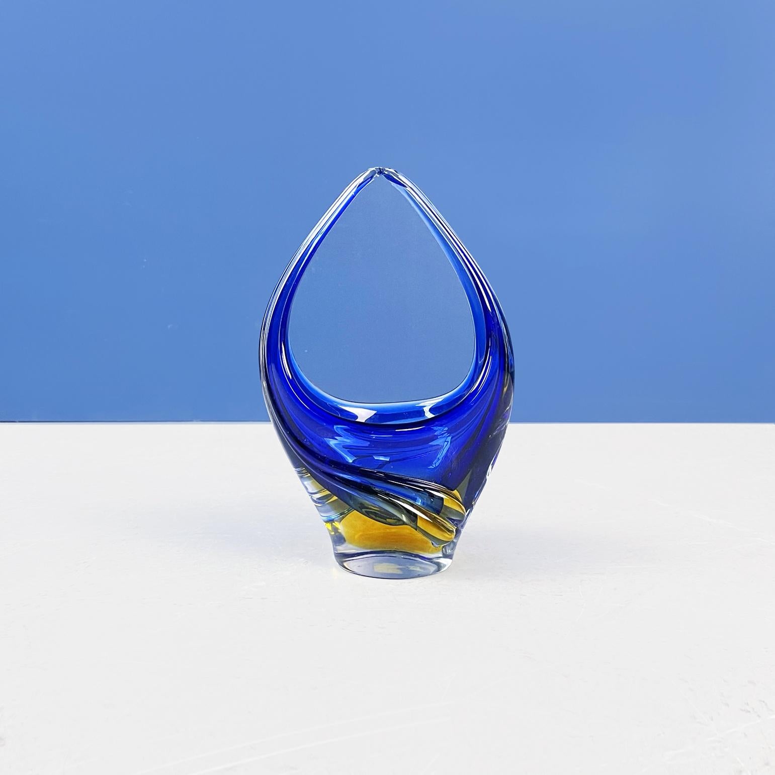 Italian Mid-Century Modern sculpture in blue and yellow Murano glass, 1970s.
Sculpture with oval base in Murano glass with shades of blue and yellow. Belonging to the series I Sommersi.
1970s.
Good conditions, it has a small chip on the