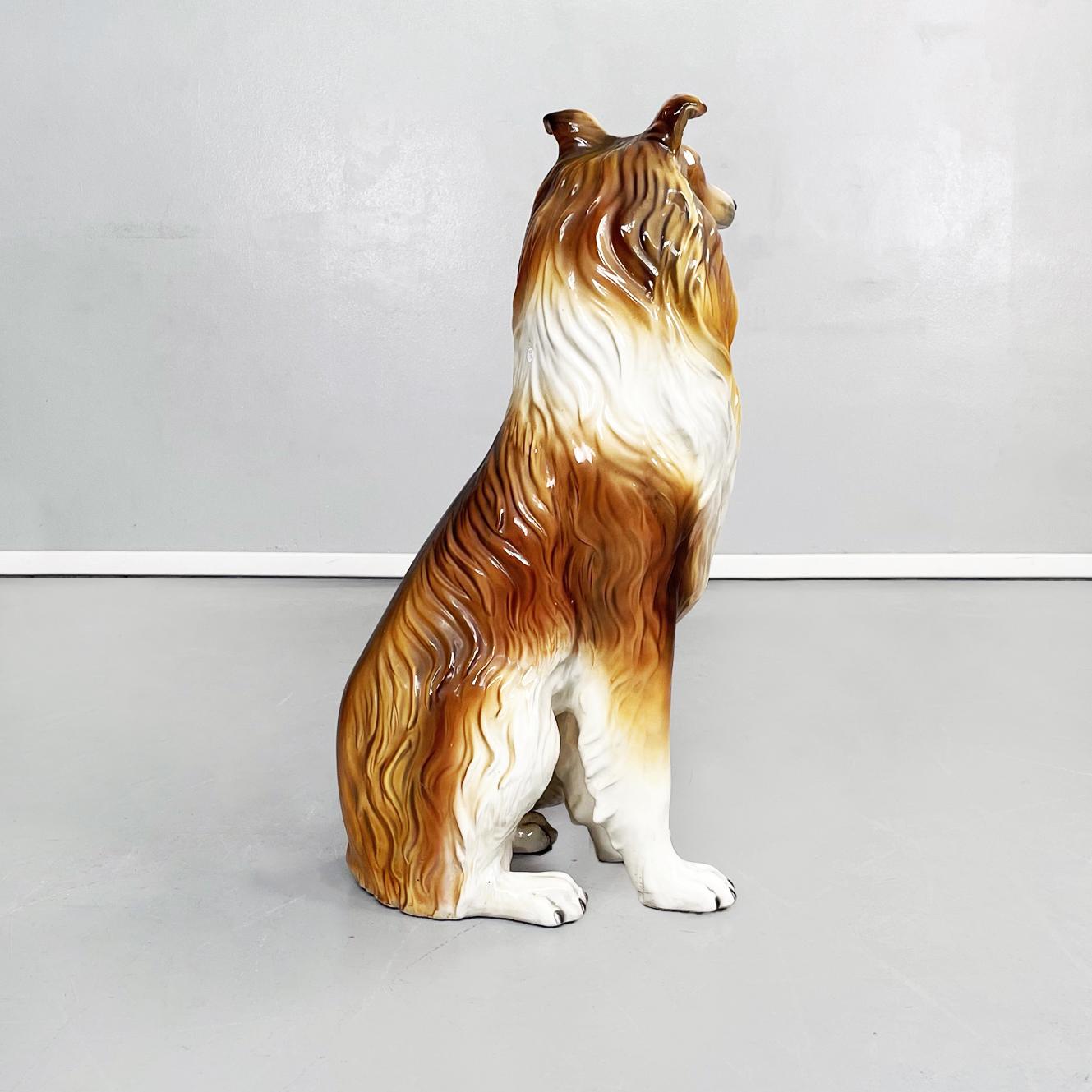 Moderne Sculpture moderne italienne en céramique représentant un chien de collier rugueux assis sur un mur en céramique, 1970 en vente