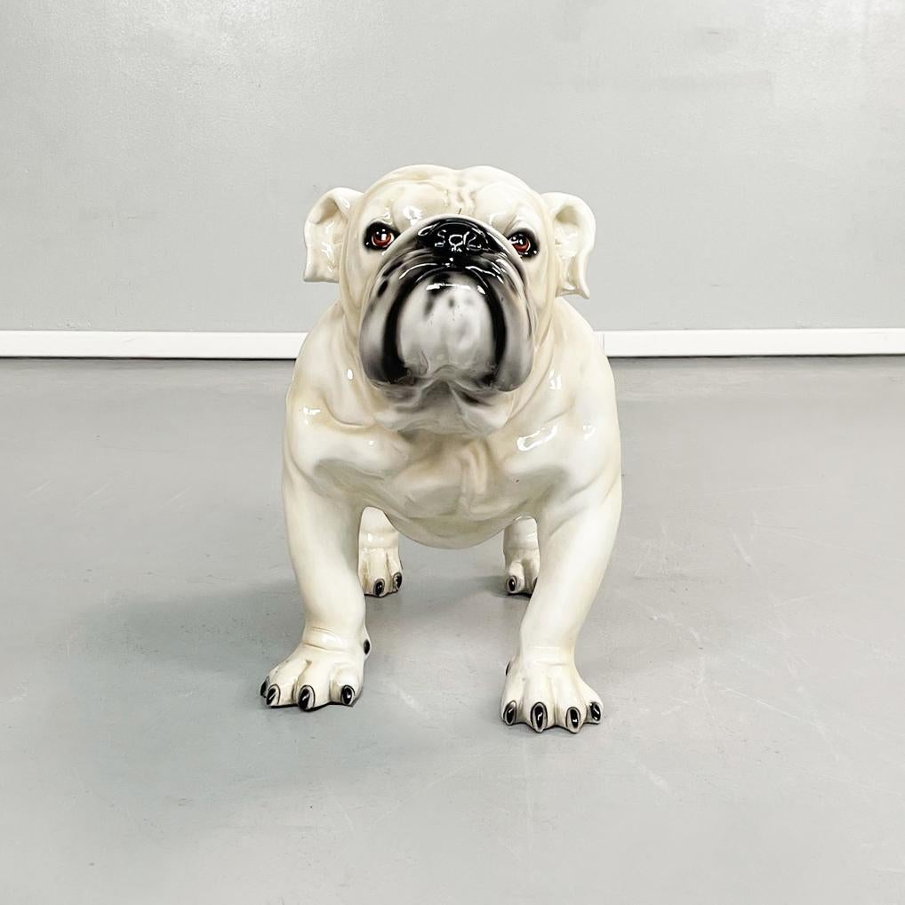 Sculpture moderne italienne d'un chien bulldogge debout en céramique beige noire, 1970
Sculpture de chien olde english bulldogge debout, en céramique beige et noire. La sculpture est finement travaillée dans tous ses détails.
Produite à Bassano del