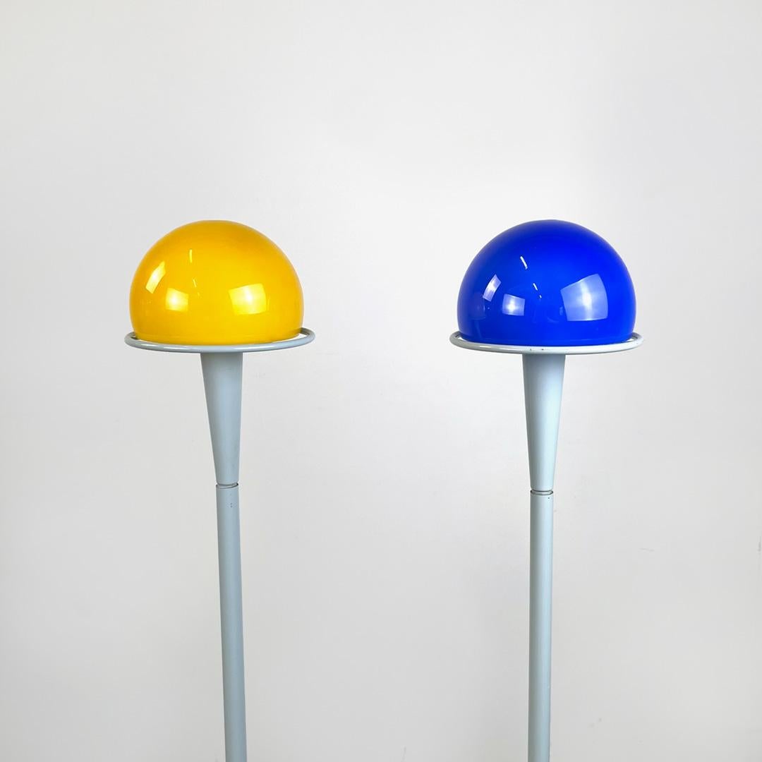 Lampadaires Segno Due de Gregotti Associati Fontana Arte, années 1980
Paire de deux lampadaires mod. Segni Due avec base ronde. La structure et la base sont en métal tubulaire peint en gris. Abat-jour semi-sphérique en verre coloré bleu et jaune,