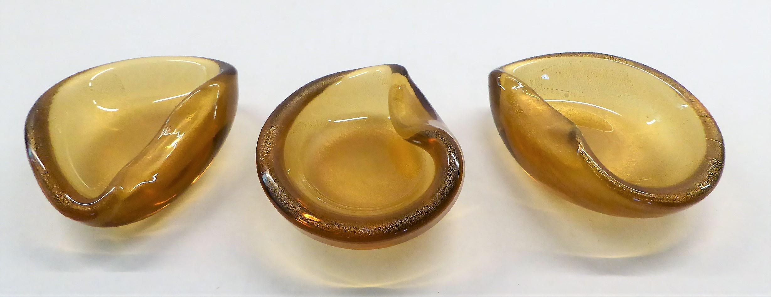 Italian Modern Set of 3 Gold Clam Shaped Murano Salt Cellars / Ashtrays, 1950s 7