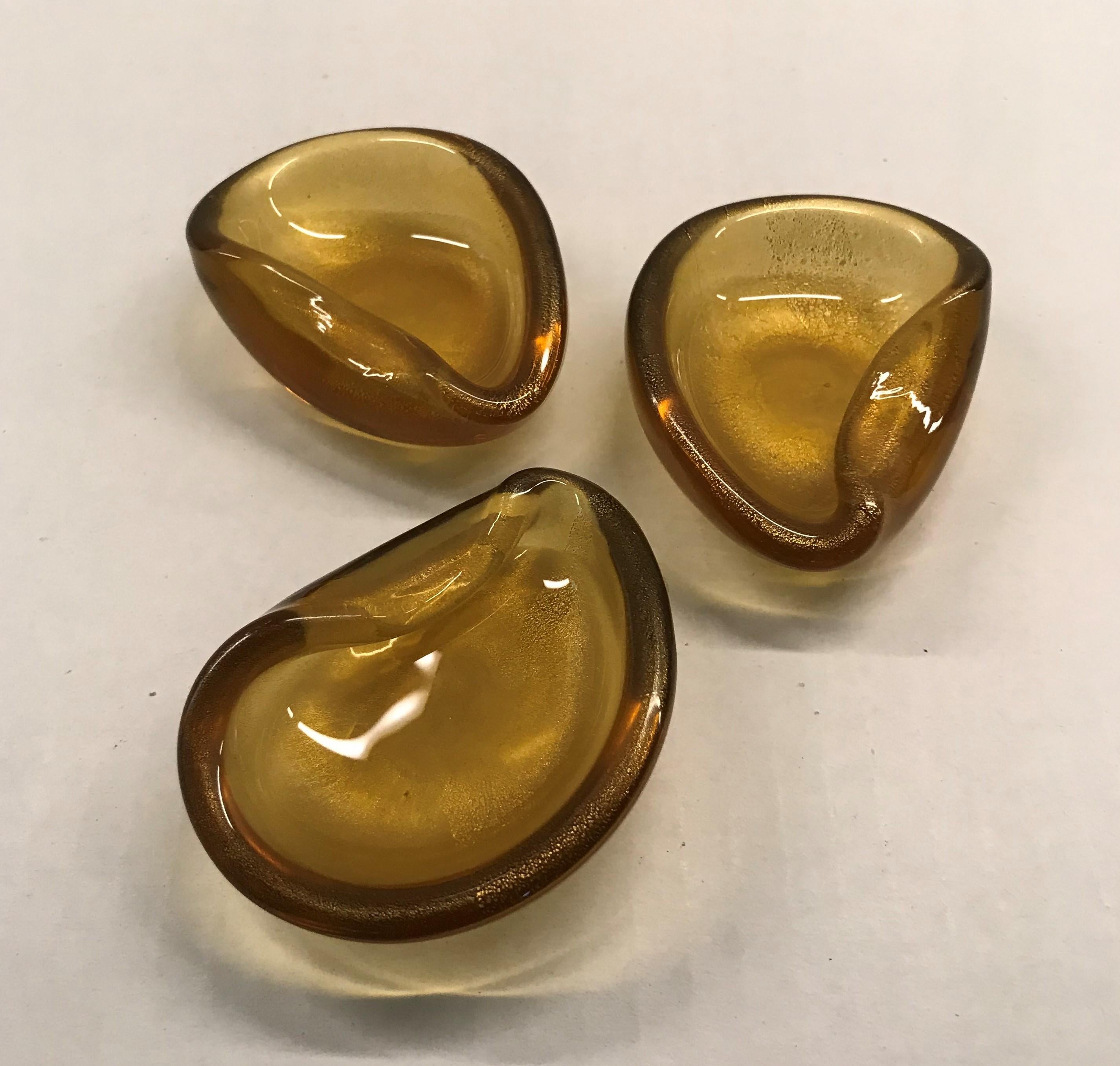 Italian Modern Set of 3 Gold Clam Shaped Murano Salt Cellars / Ashtrays, 1950s In Good Condition In Miami, FL