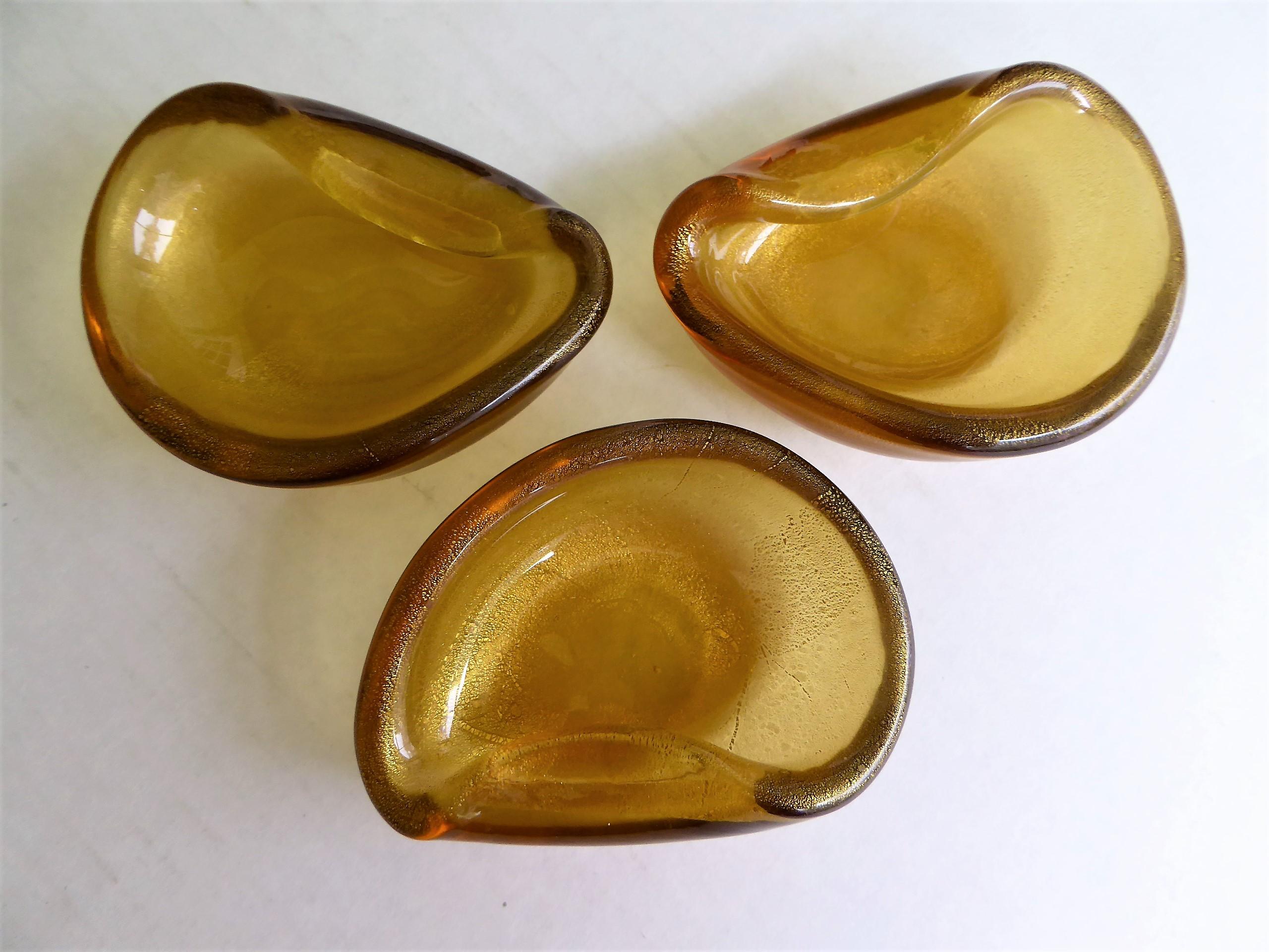 Mid-20th Century Italian Modern Set of 3 Gold Clam Shaped Murano Salt Cellars / Ashtrays, 1950s