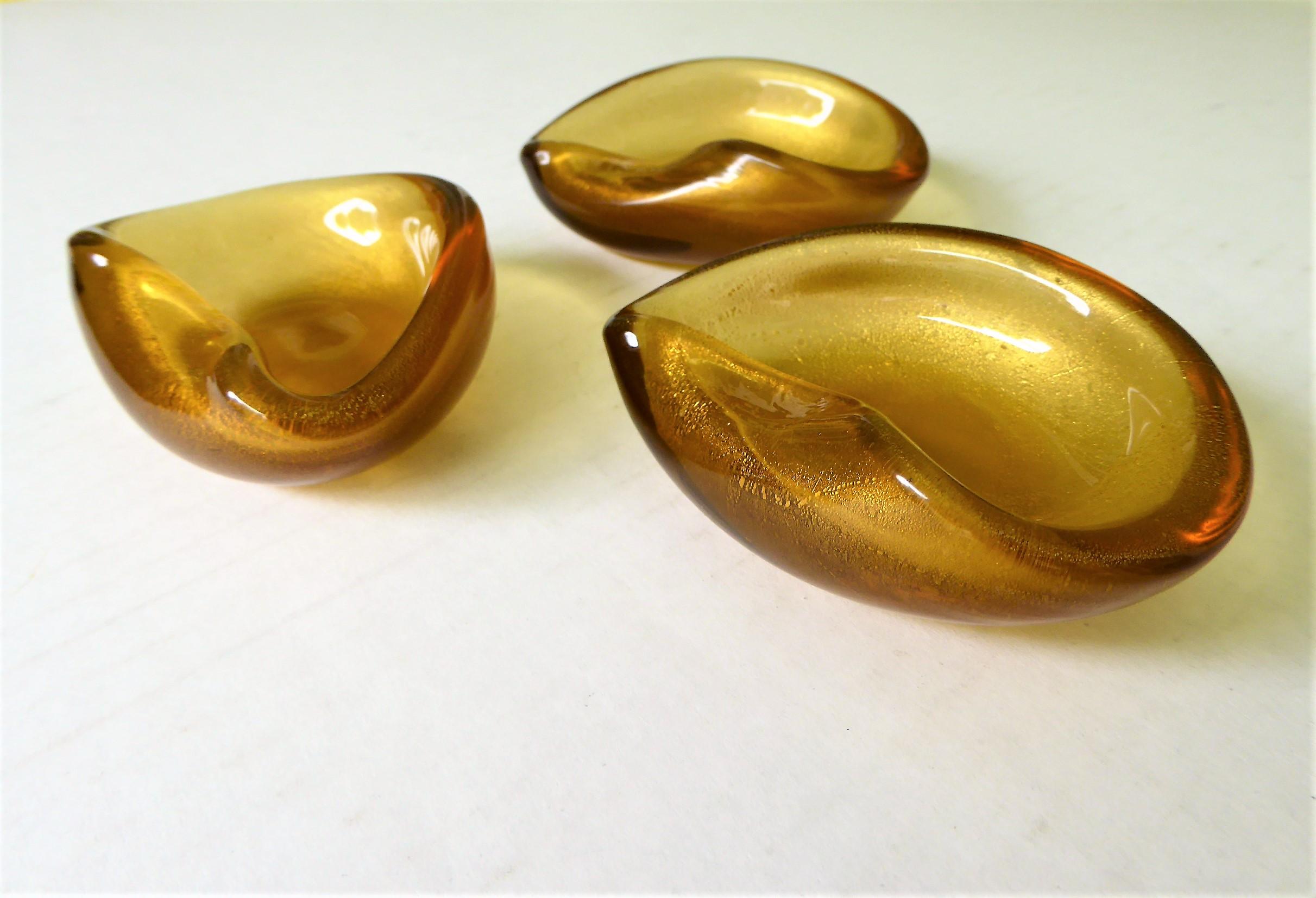 Italian Modern Set of 3 Gold Clam Shaped Murano Salt Cellars / Ashtrays, 1950s 1