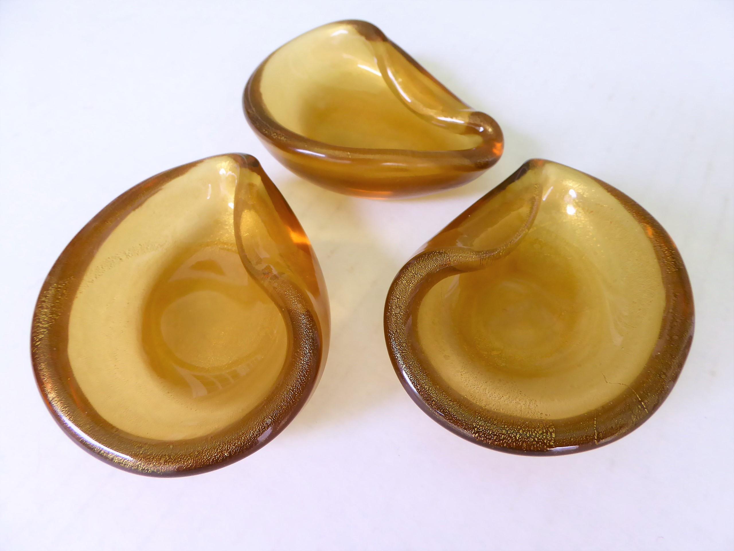 Italian Modern Set of 3 Gold Clam Shaped Murano Salt Cellars / Ashtrays, 1950s 2