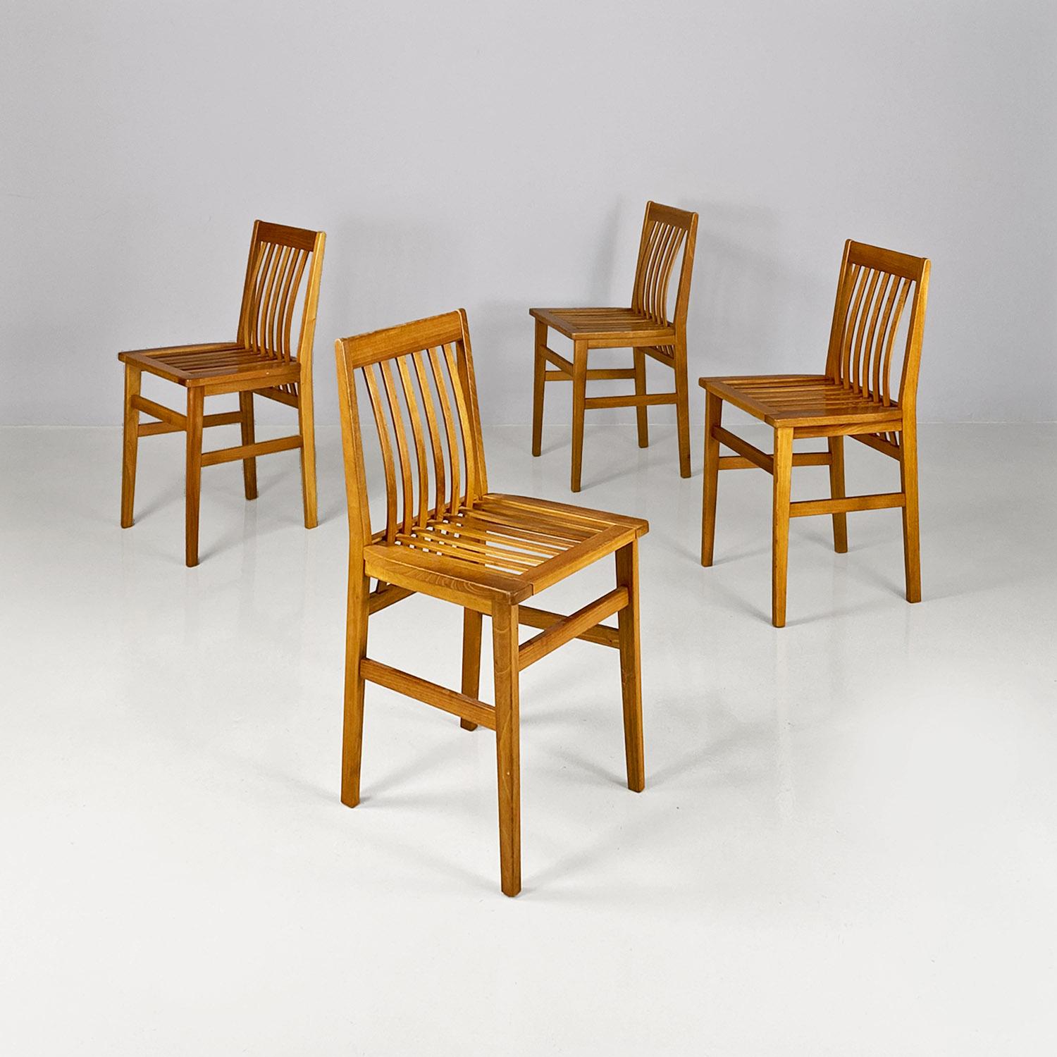 Ensemble moderne italien de quatre chaises Milano en bois, par Aldo Rossi pour Molteni, 1987.
Lot de quatre chaises modèle Milano, avec une structure en bois léger de forme carrée, avec un dossier et une assise en lattes parallèles incurvées. Peu