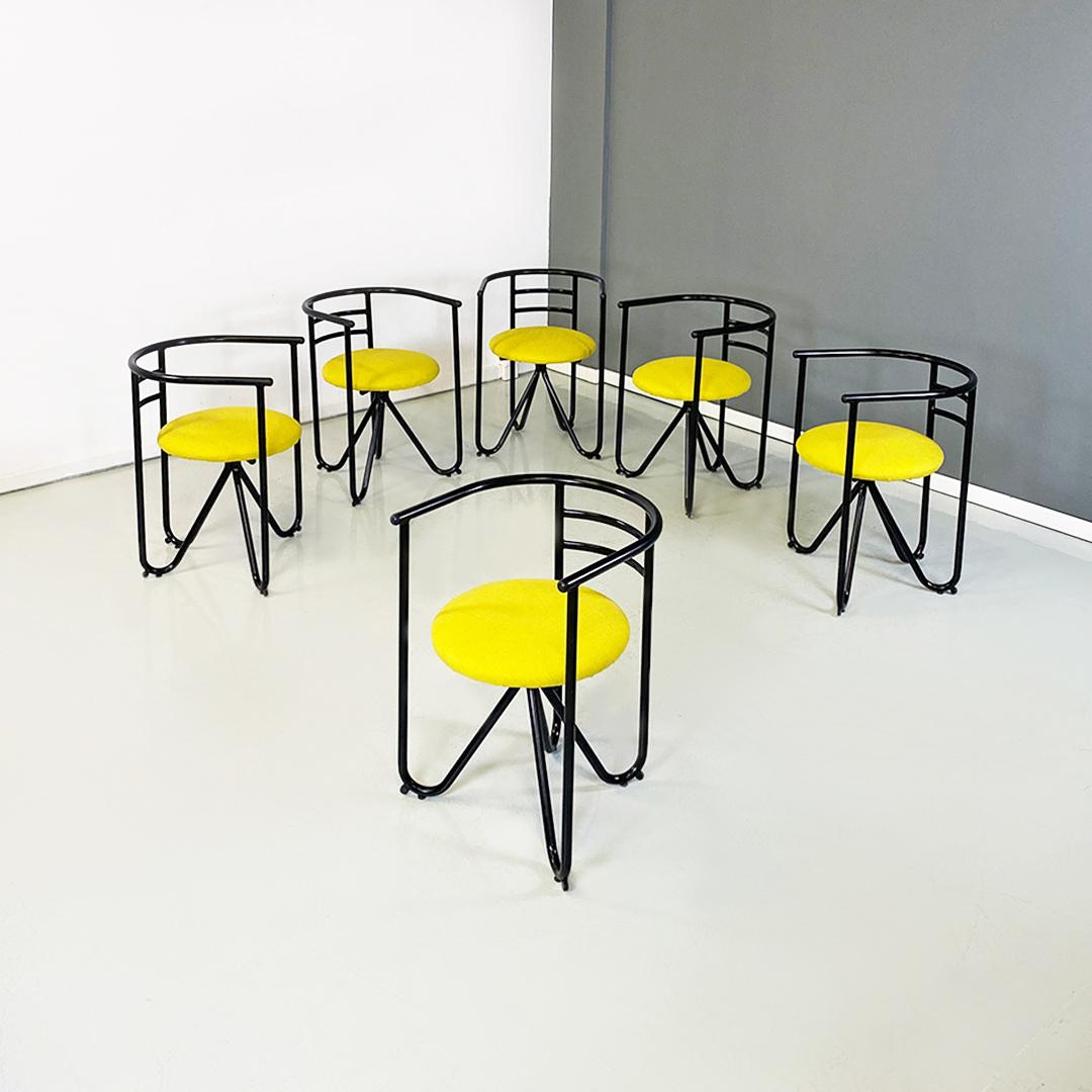 Ensemble de six chaises modernes italiennes en métal noir et coton jaune citron, années 1980
Ensemble de six chaises baquet avec assise ronde et rembourrée recouverte de coton jaune citron et structure tubulaire en métal peint en noir, avec peinture