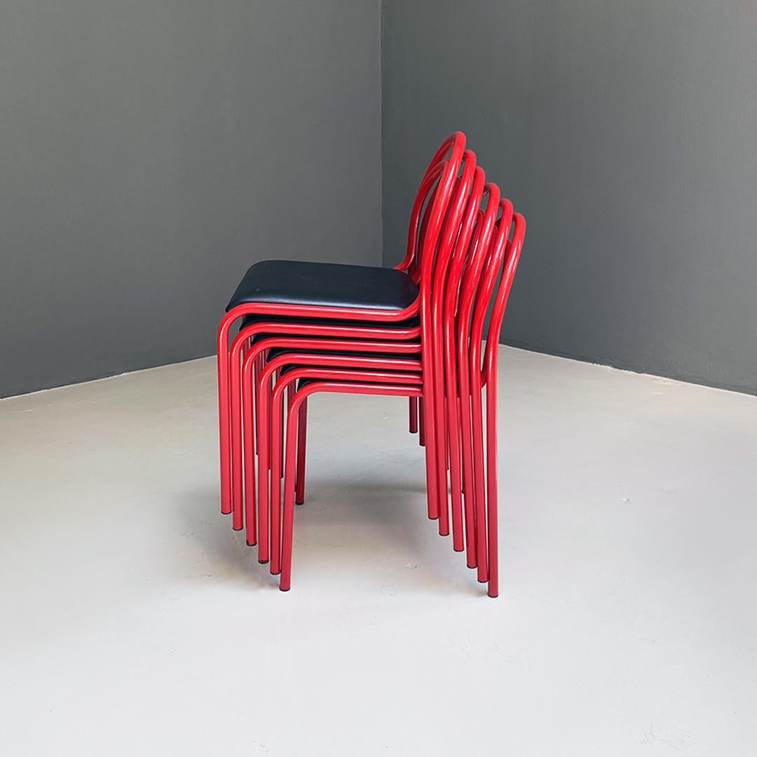 Italienischer postmoderner Satz von sechs stapelbaren Stühlen aus rotem Metall und schwarzem Kunstleder, 1980er Jahre
Satz von 6 stapelbaren Stühlen aus rotem Metall, mit runder Struktur und Sitz in schwarzem Himmel.
1980s
Guter Zustand, einige