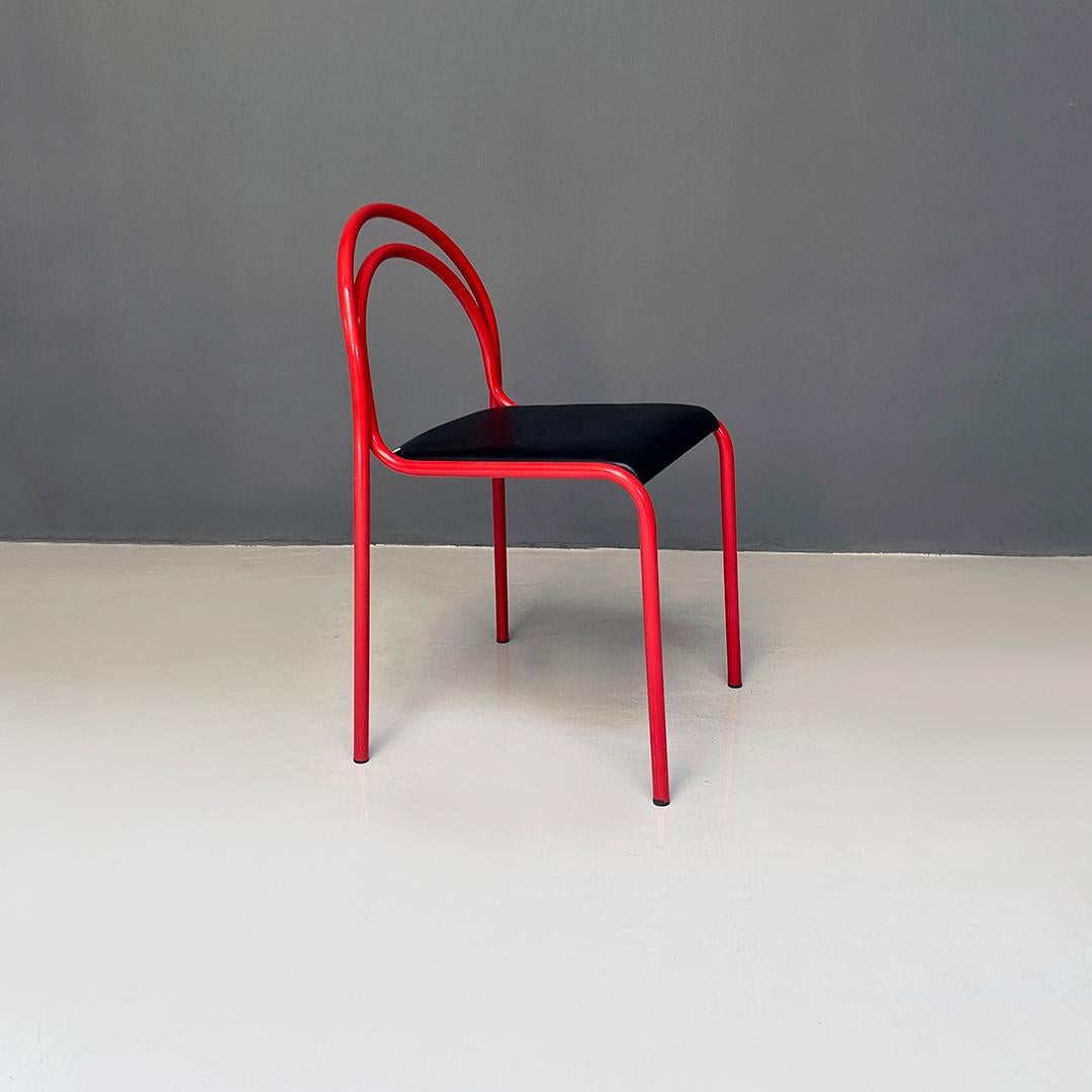 Italienisches modernes italienisches Set aus sechs stapelbaren Stühlen aus rotem Metall und schwarzem Kunstleder 1980 im Zustand „Gut“ im Angebot in MIlano, IT