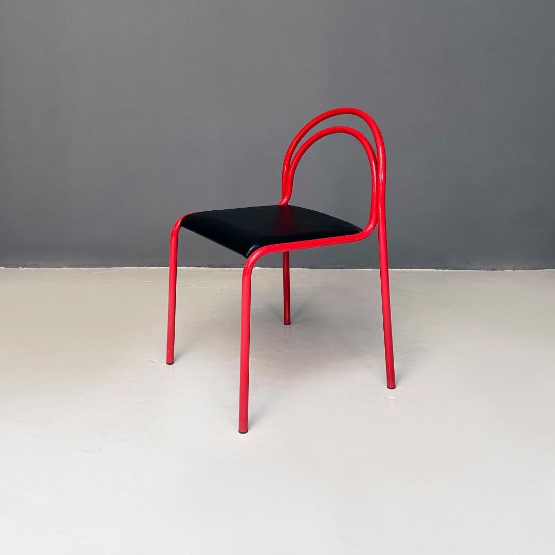 Italienisches modernes italienisches Set aus sechs stapelbaren Stühlen aus rotem Metall und schwarzem Kunstleder 1980 (Ende des 20. Jahrhunderts) im Angebot