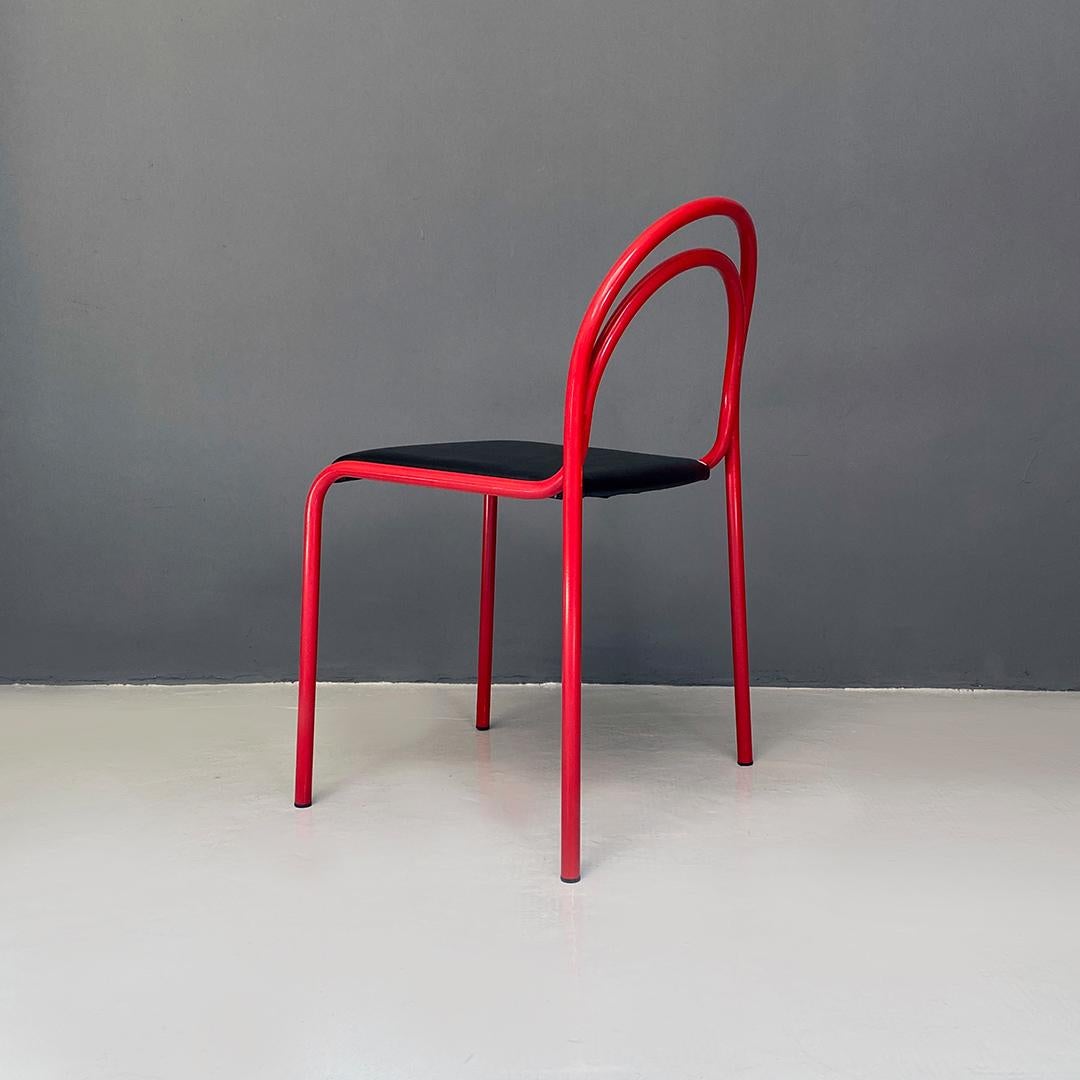 Italienisches modernes italienisches Set aus sechs stapelbaren Stühlen aus rotem Metall und schwarzem Kunstleder 1980 im Angebot 1