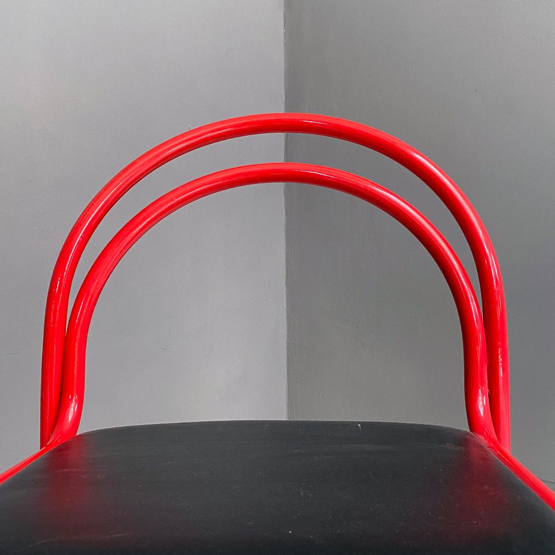Italienisches modernes italienisches Set aus sechs stapelbaren Stühlen aus rotem Metall und schwarzem Kunstleder 1980 im Angebot 3