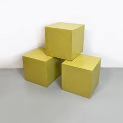 Ensemble moderne italien de trois tables basses ou tables de chevet cubiques en bois vert acide, années 1990