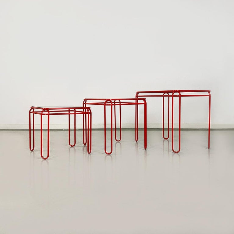 Italian Modern Set of Three Red Metal and Transparent Glass Coffee Tables, 1980s In Good Condition For Sale In MIlano, IT