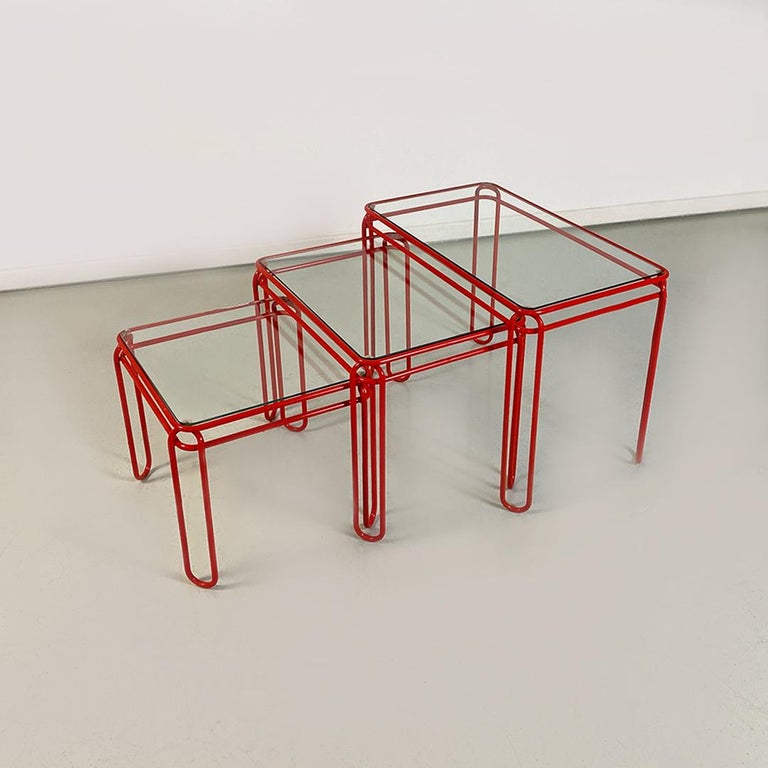 Italian Modern Set of Three Red Metal and Transparent Glass Coffee Tables, 1980s For Sale 1