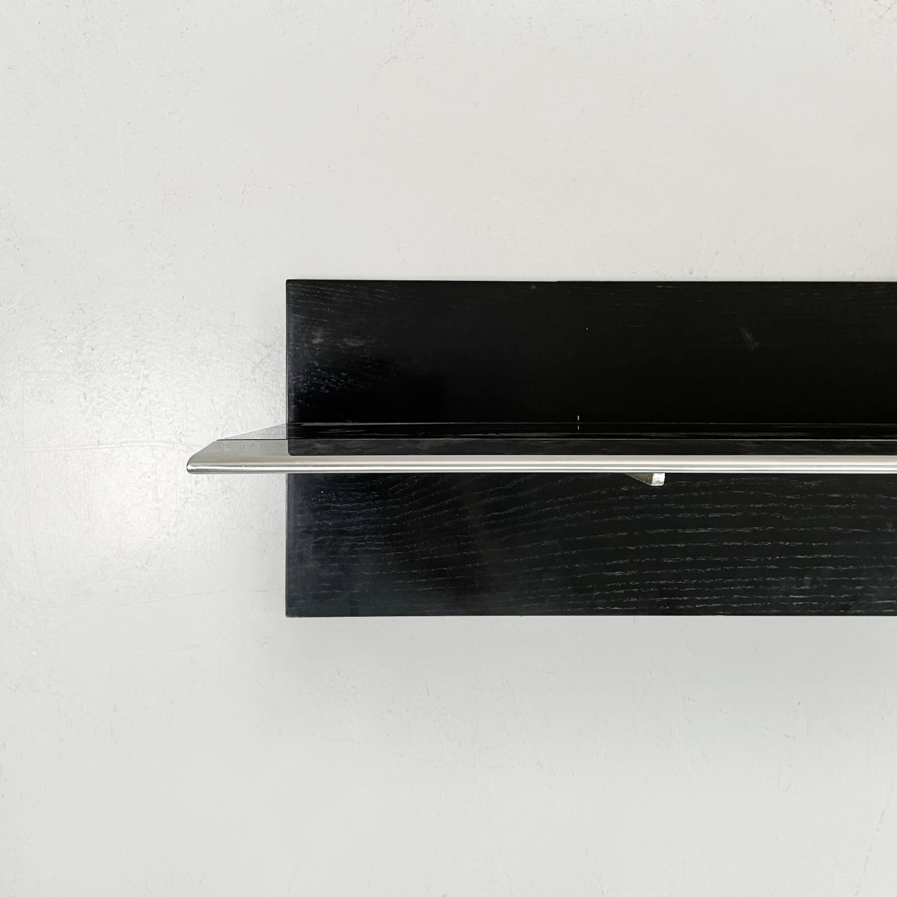 Etagère moderne italienne en bois noir et acier, années 1980
Etagère avec plateau rectangulaire en bois peint en noir et finitions en acier. L'étagère comporte un axe vertical sur lequel sont placés les 2 supports en acier.

1980s.

Bon état, les
