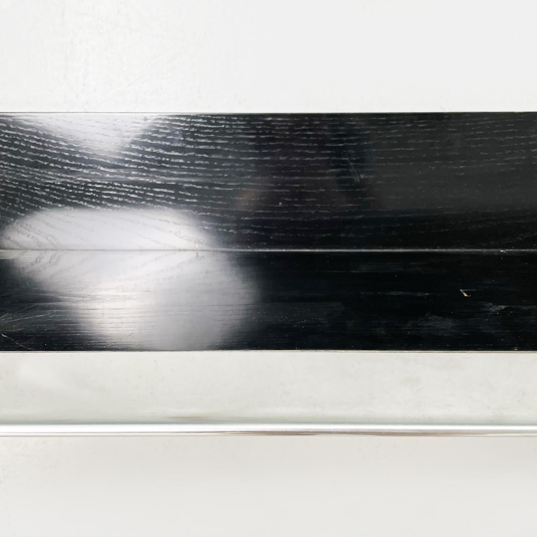 Italienisches modernes Regal aus schwarzem Holz und Stahl, 1980er Jahre (Moderne der Mitte des Jahrhunderts) im Angebot