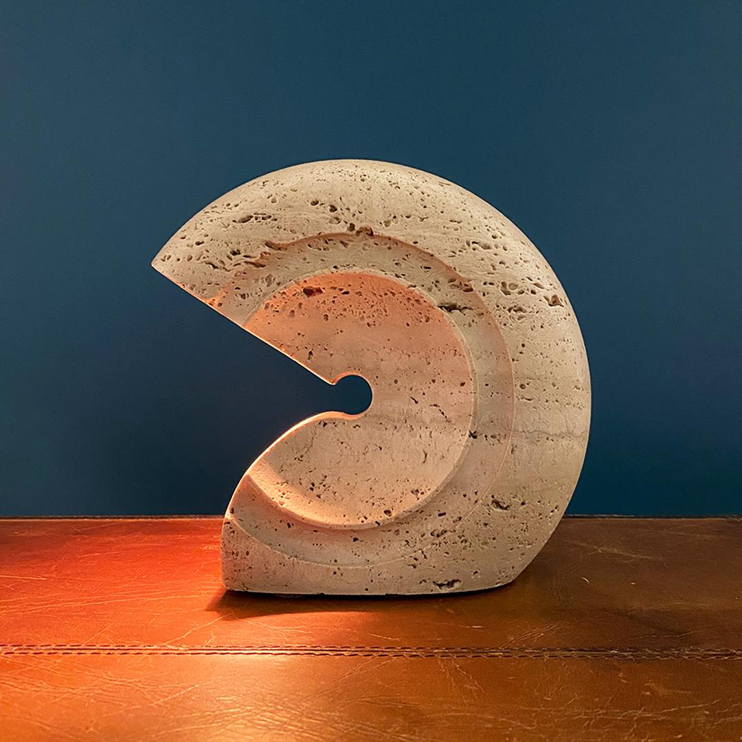Modern, Italian, shell-shaped travertine Nucleo table lamp made by Salocchi, 1970s
Nucleo model table lamp with structure entirely in travertine in the shape of a snail, small in size.
Produced by Salocchi around 1980s.
Good condition, plant