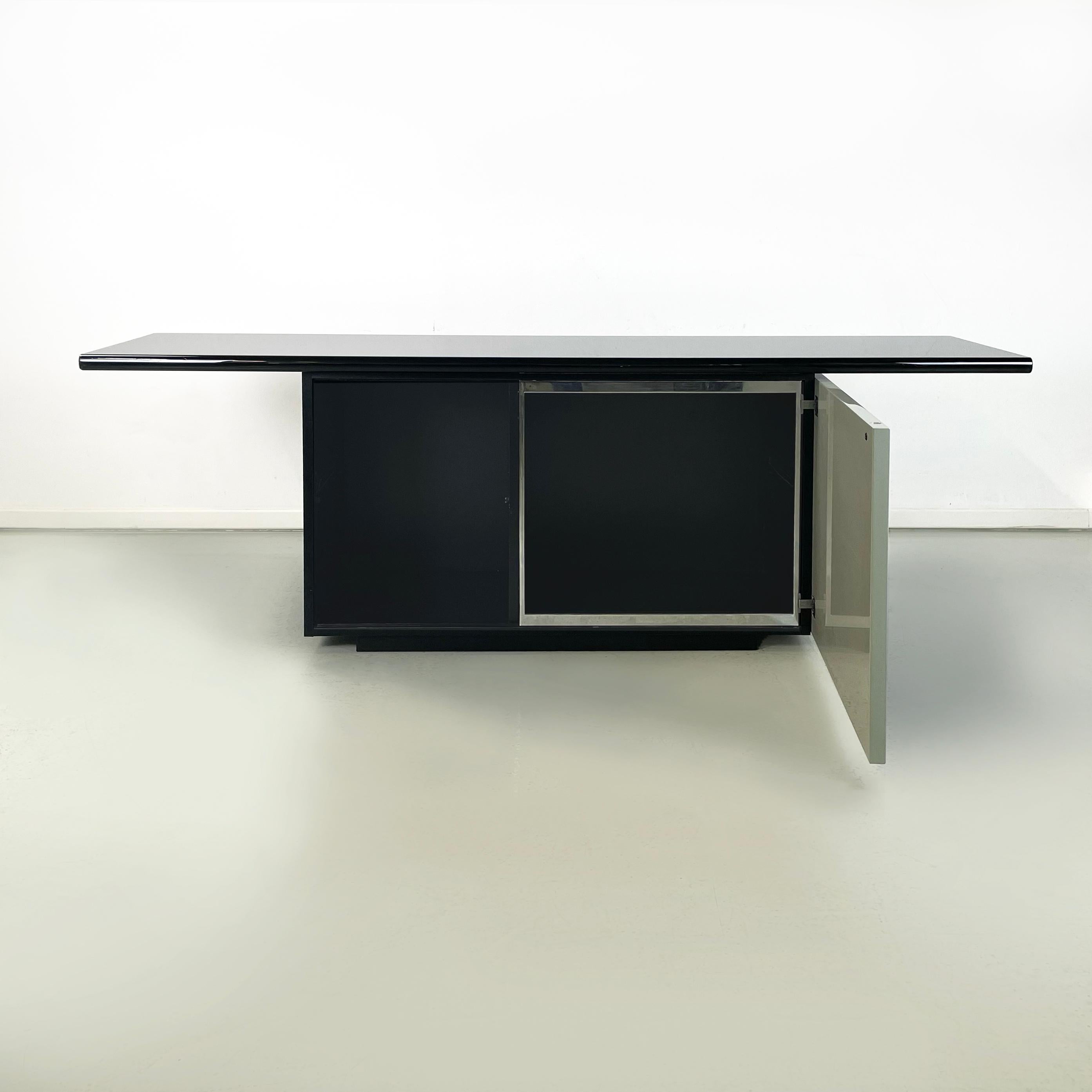 Italian modern Sideboard Sheraton by Giotto Stoppino and Lodovico Acerbis for Acerbis, 1980s
Sideboard mod. Sheraton in light gray and black lacquered wood. The rectangular top has a beveled front edge. On the front it has 2 compartments, one of