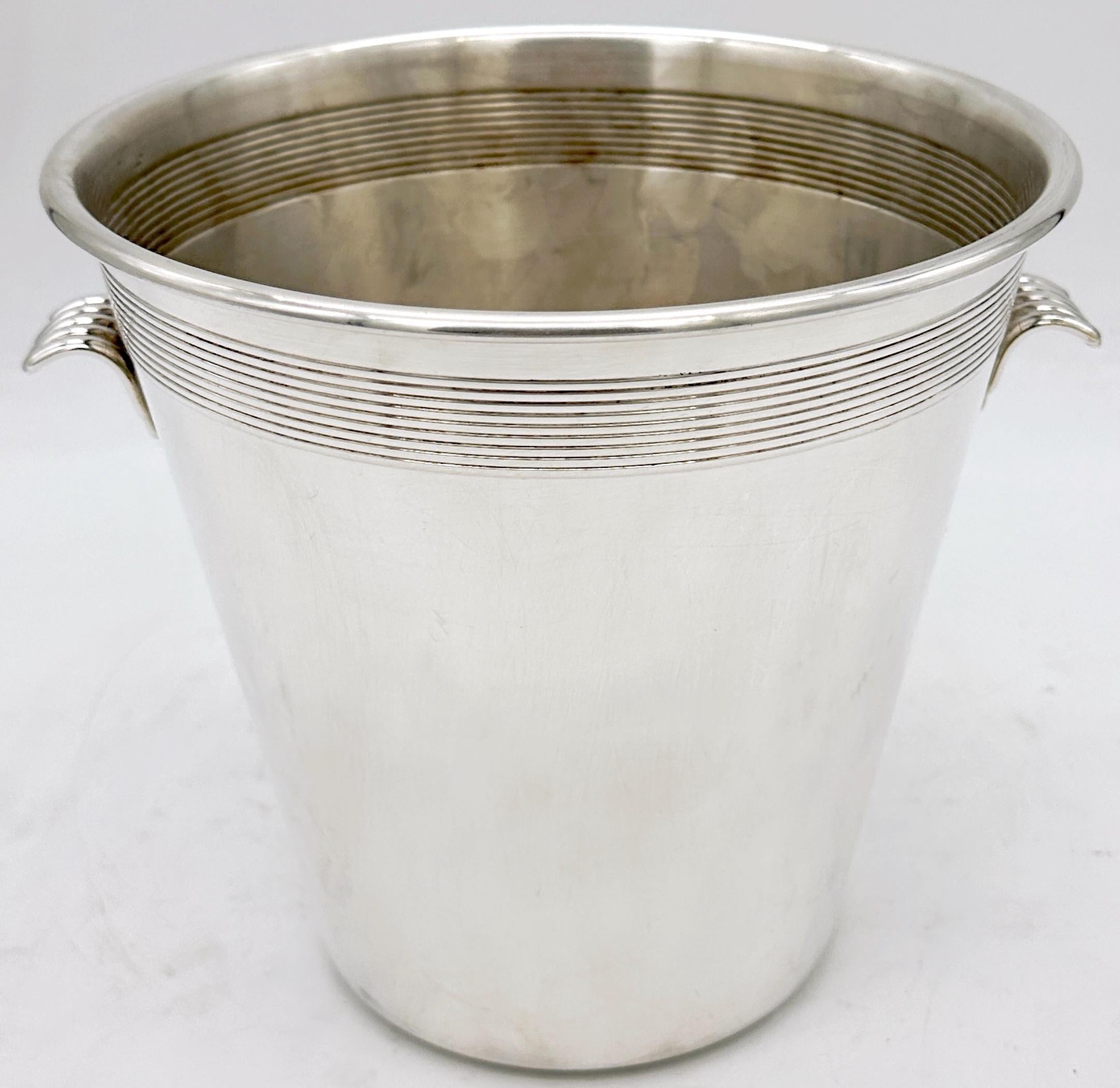 Moderna Cubitera de Vino/Champán Italiana con Dos Asas Plateada

Italia, siglo XX

Esta elegante y moderna cubitera italiana bañada en plata irradia sofisticación con su forma elegante y cónica y sus refinados detalles. El diseño minimalista se