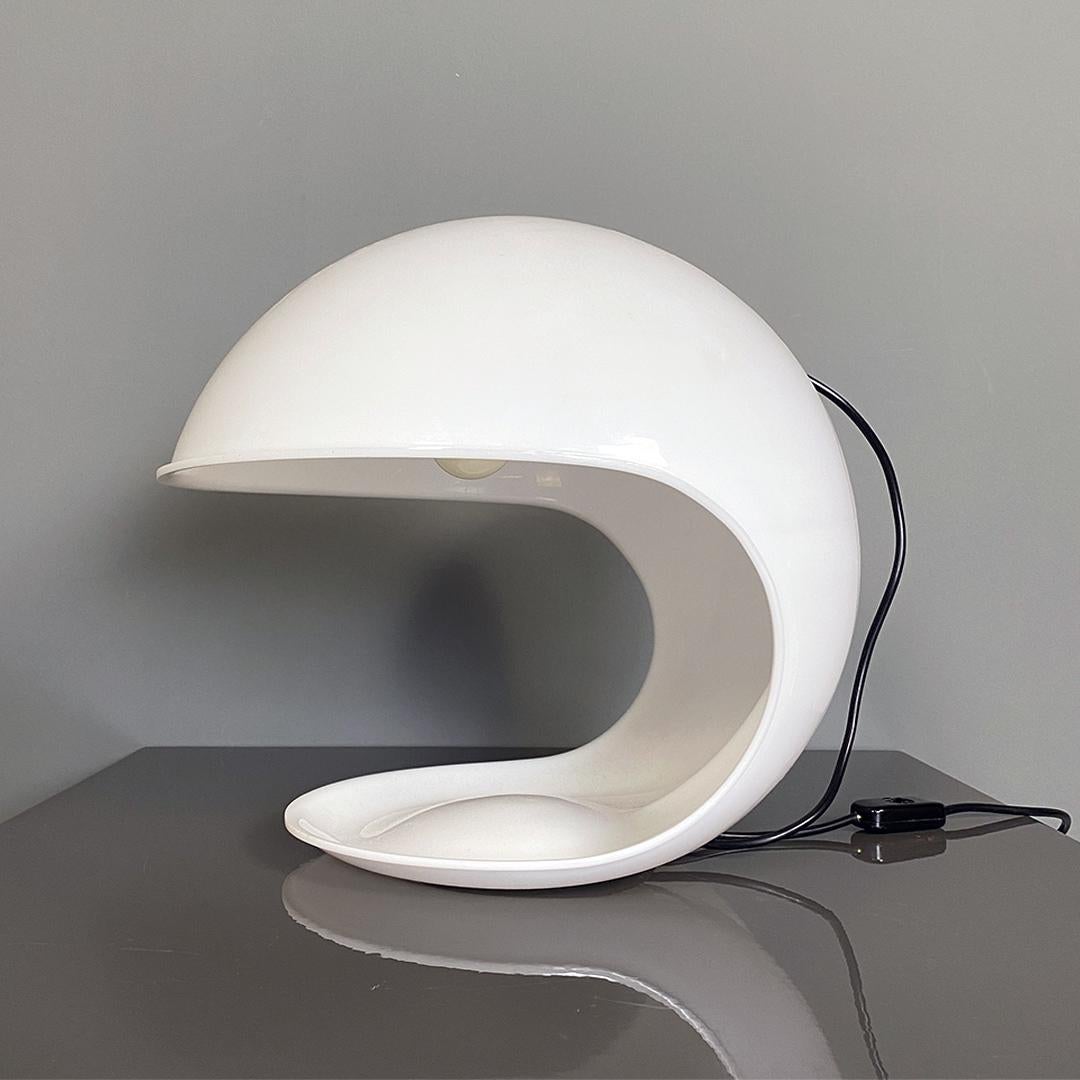 Italian modern single white plastic shell Foglia table lamp by Elio Martinelli for Martinelli Luce, 1970s
Stunning Foglia model table lamp, with round base and irregular shape, in single white plastic shell with E27 fitting.
Designed by Elio