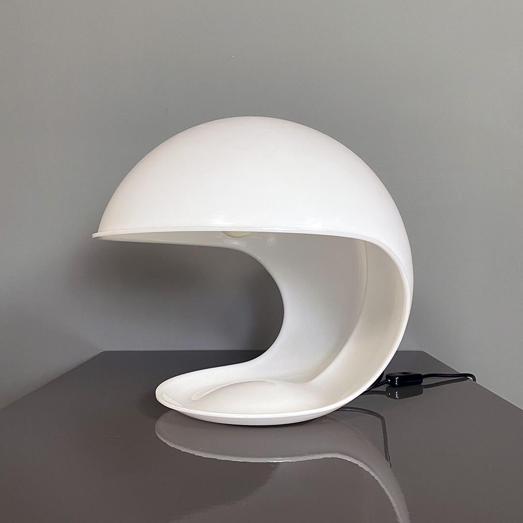Italian Modern Single White Plastic Shell Foglia Lamp by Elio Martinelli, 1970s In Good Condition In MIlano, IT