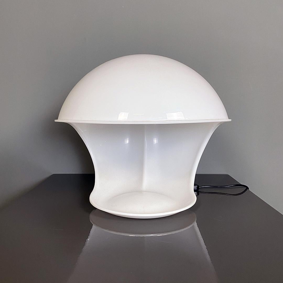 Late 20th Century Italian Modern Single White Plastic Shell Foglia Lamp by Elio Martinelli, 1970s For Sale