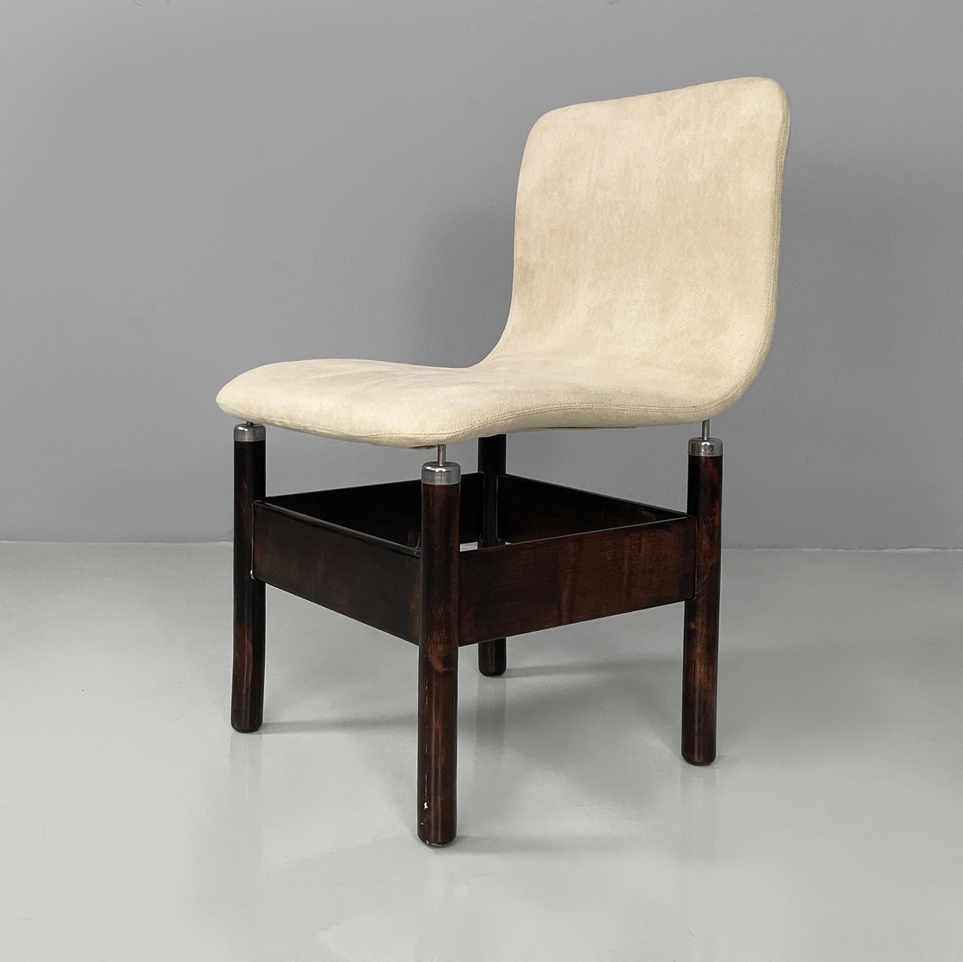 Sedie moderne italiane in legno e metallo Wood di Vittorio Introini per Saporiti, anni '60
Set di sei sedie modello Chelsea con seduta e schienale sagomati, imbottiti e rivestiti in sky bianco. Le gambe rotonde in legno hanno punte di metallo