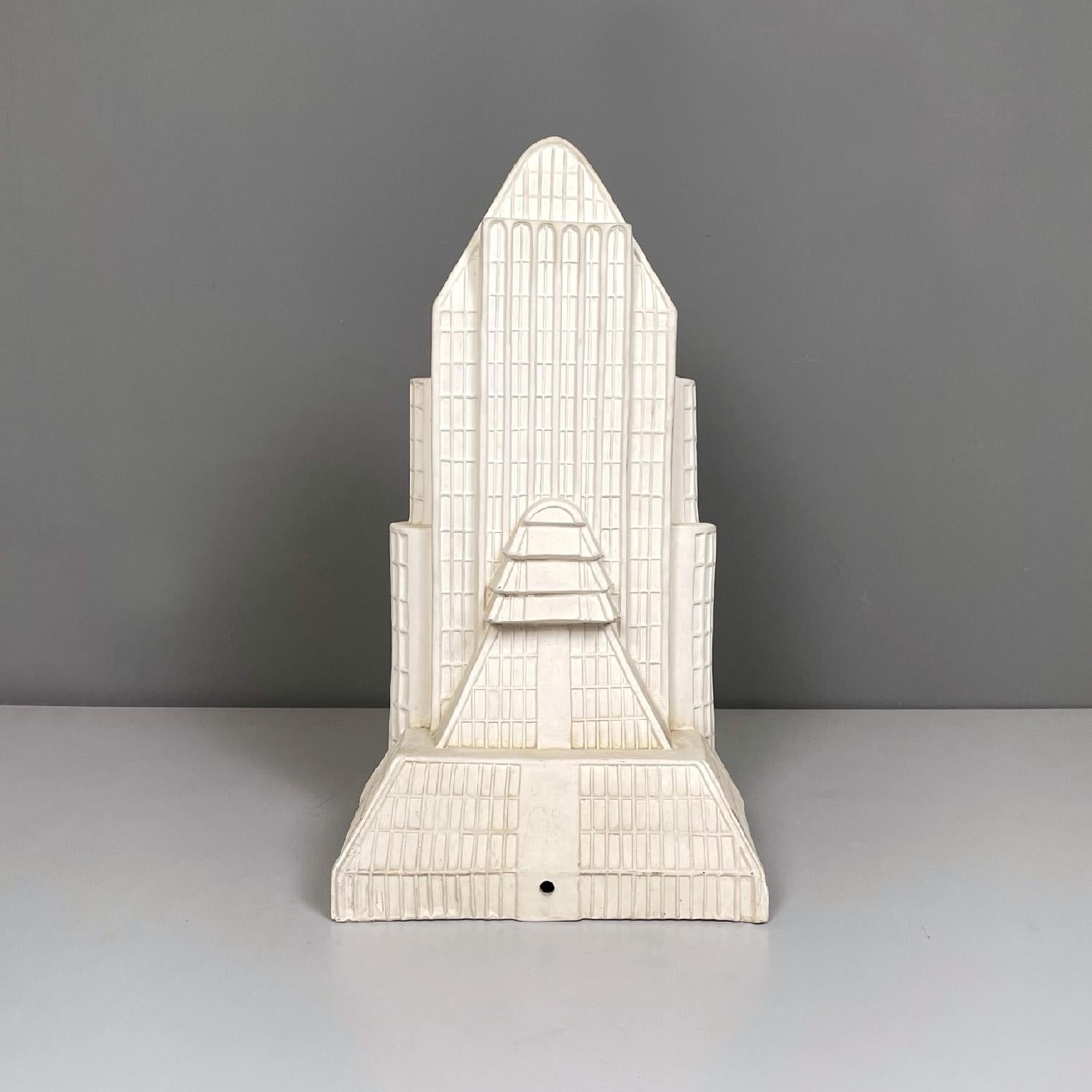 Italienischer moderner Wolkenkratzer weiß-beige Biscuit Keramikskulptur, 1980er Jahre (Moderne) im Angebot