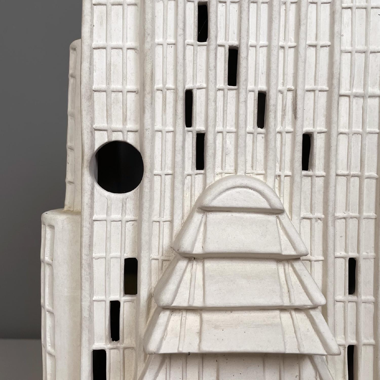 Italienischer moderner Wolkenkratzer weiß-beige Biscuit Keramikskulptur, 1980er Jahre im Angebot 2