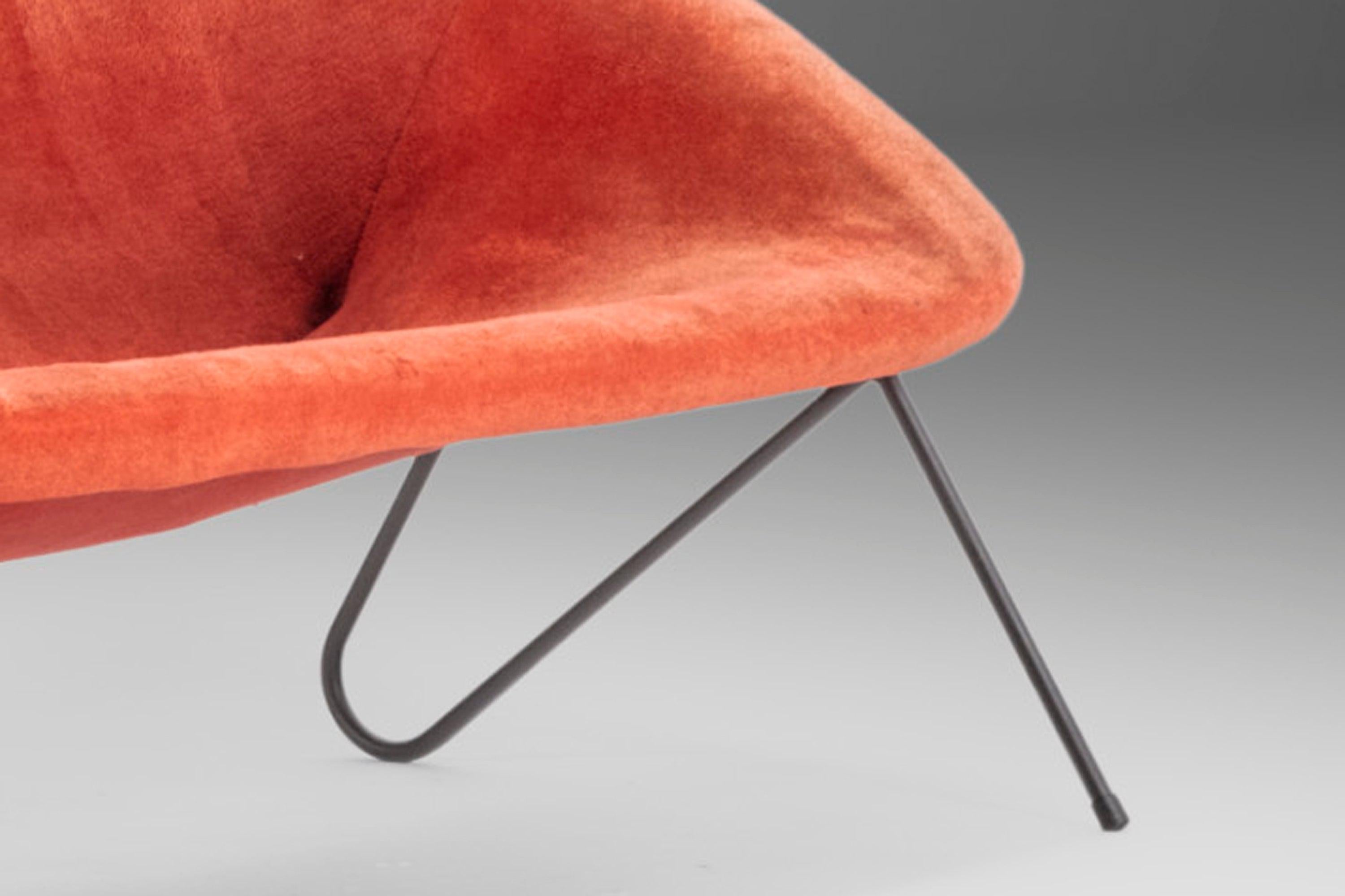 Canapé à franges moderne italien avec cadre en fer et tapisserie rouge d'origine, vers 1970 en vente 3