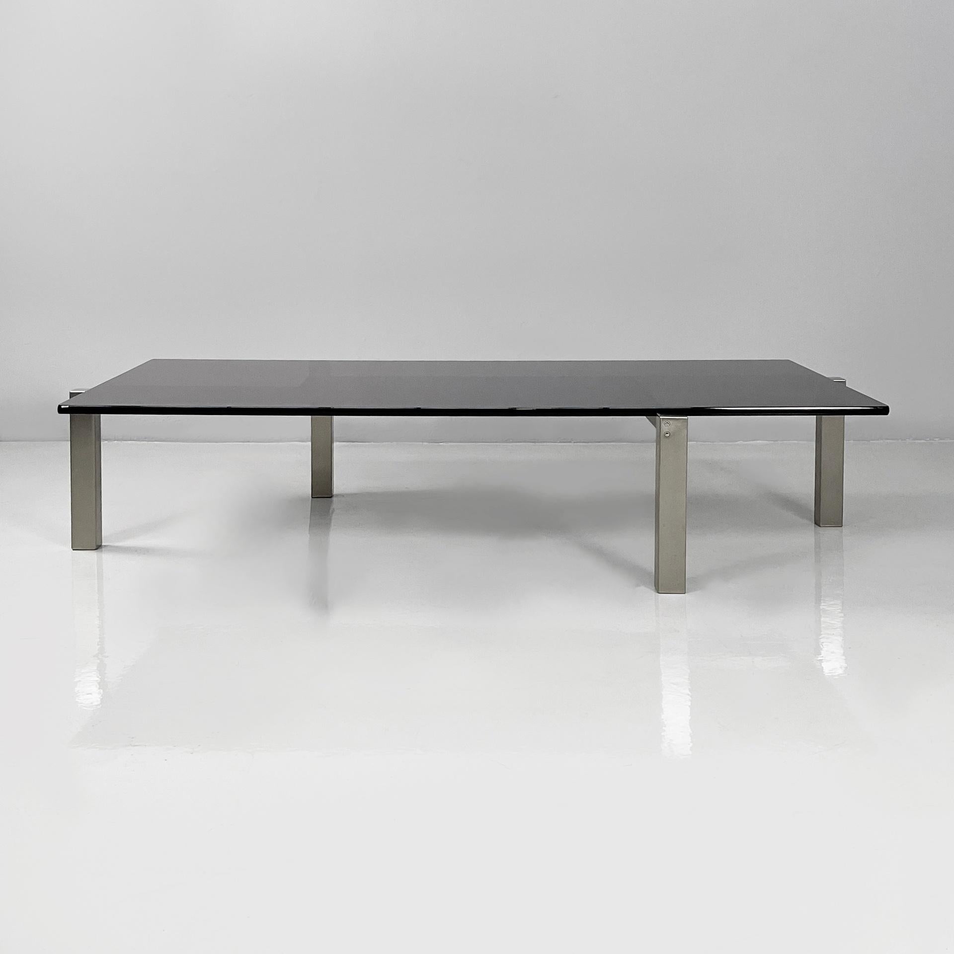 Table basse moderne italienne en verre fumé et acier par Formanova, années 1970.
Table basse avec un plateau rectangulaire aux angles arrondis en verre fumé. La structure qui soutient le plateau est constituée de lattes d'acier. La base comporte