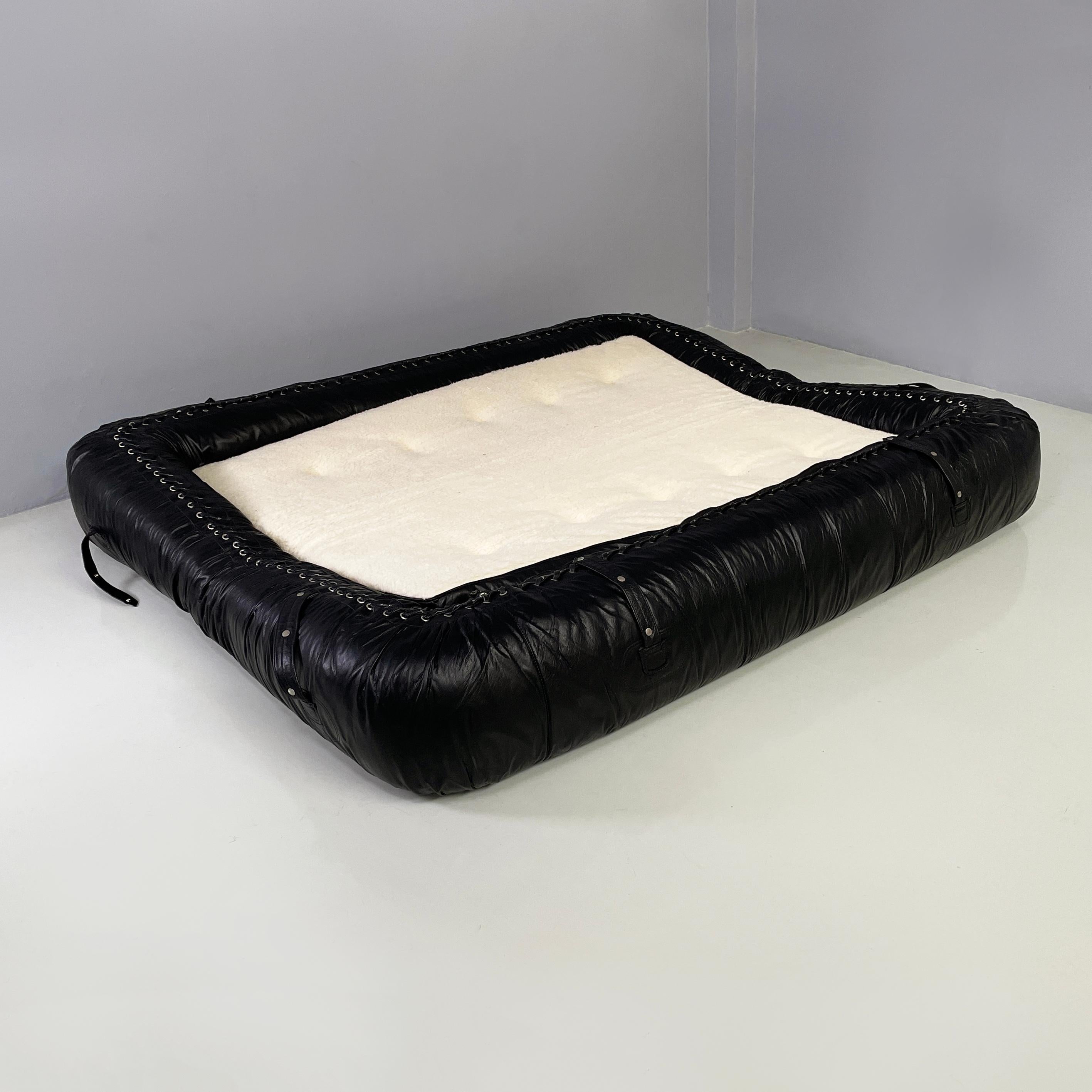 Canapé-lit moderne italien Anfibio par Alessandro Becchi pour Giovannetti Collezioni, années 1980
Canapé-lit mod. Anfibio avec assise et dossier paddés et recouverts de cuir noir. L'avant est orné de lacets décoratifs noirs tressés. Sur les côtés et