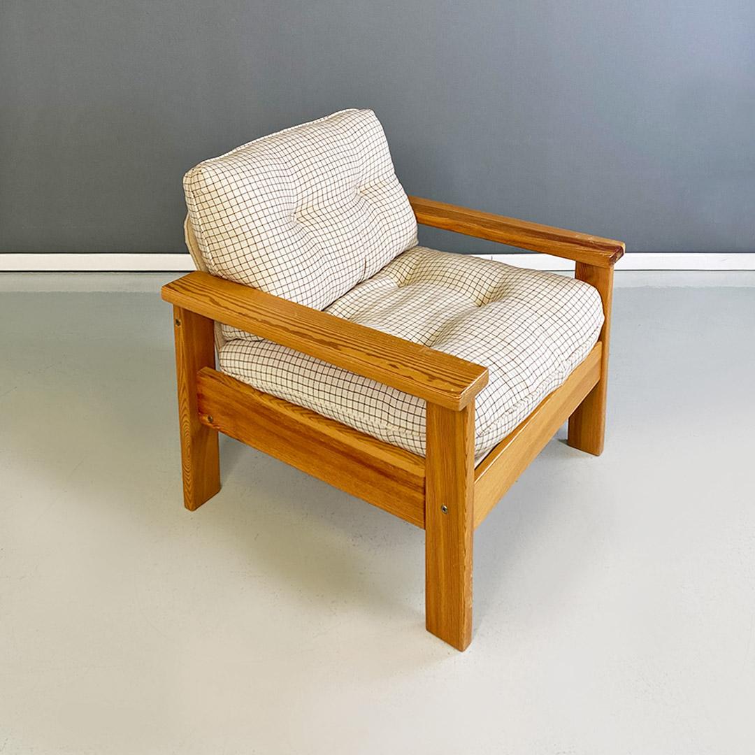 Moderner italienischer Sessel aus Massivholz und kariertem schwarzem und weißem Stoff, 1970er Jahre (Italienisch) im Angebot