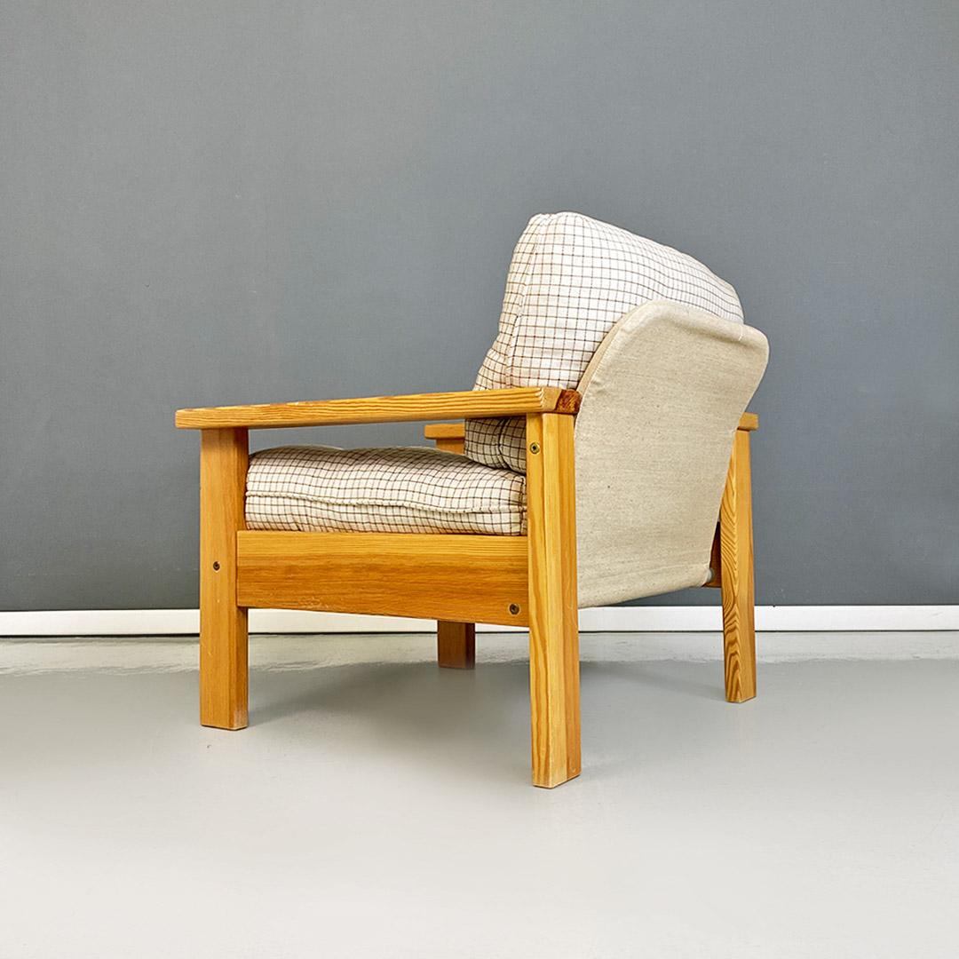 Moderner italienischer Sessel aus Massivholz und kariertem schwarzem und weißem Stoff, 1970er Jahre im Angebot 1